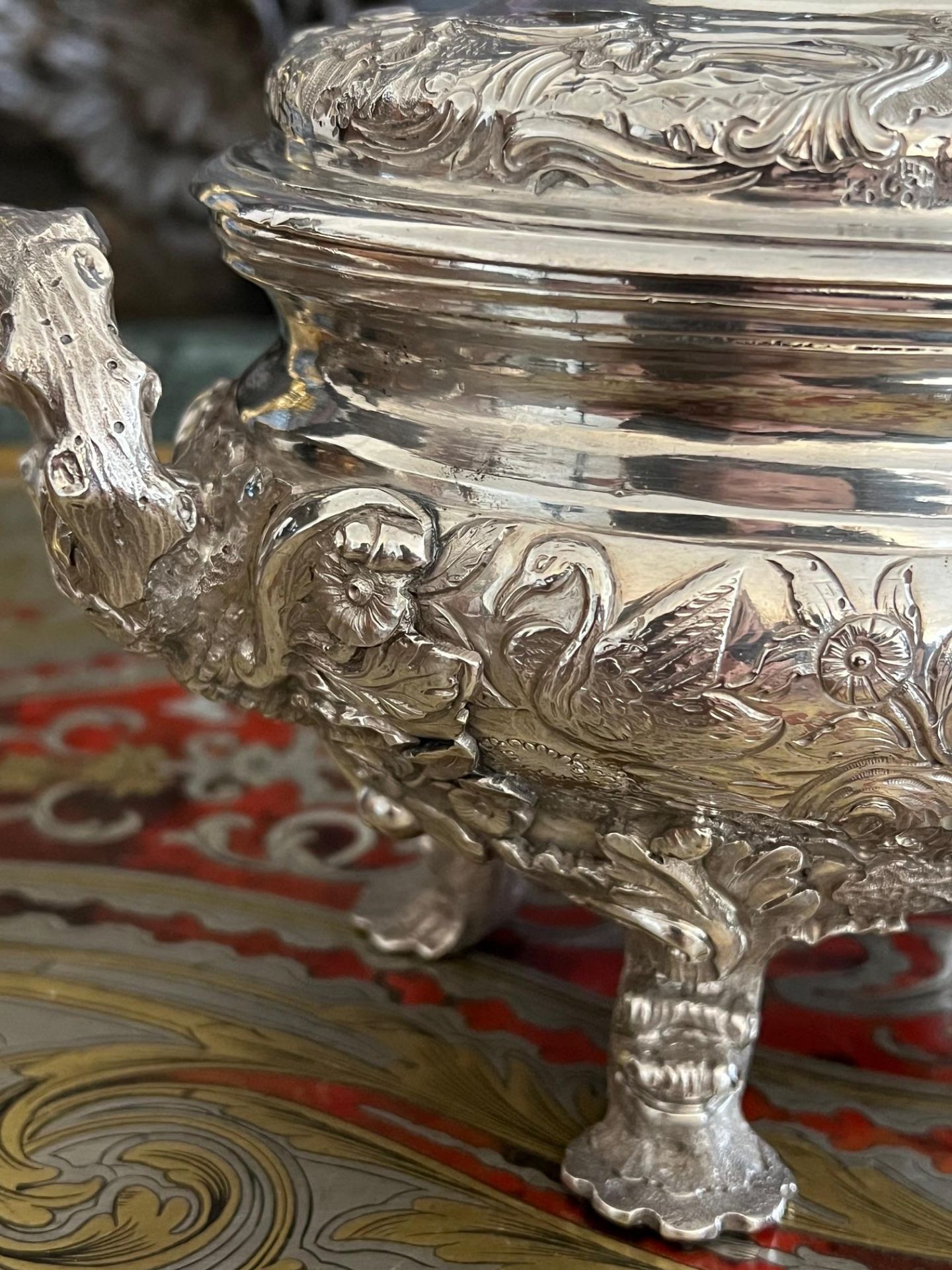 A FINE PAIR OF 18TH CENTURY STERLING SILVER SAUCE TUREENS, LONDON, 1790, WILLIAM PITTS - Image 15 of 19