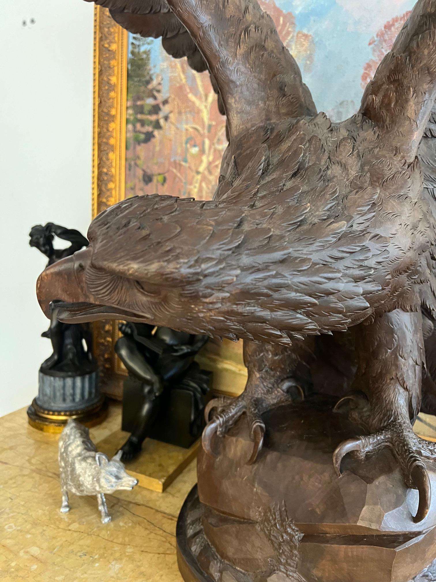 A MASSIVE EARLY 20TH CENTURY BLACK FOREST CARVED WOOD MODEL OF AN EAGLE - Image 4 of 11