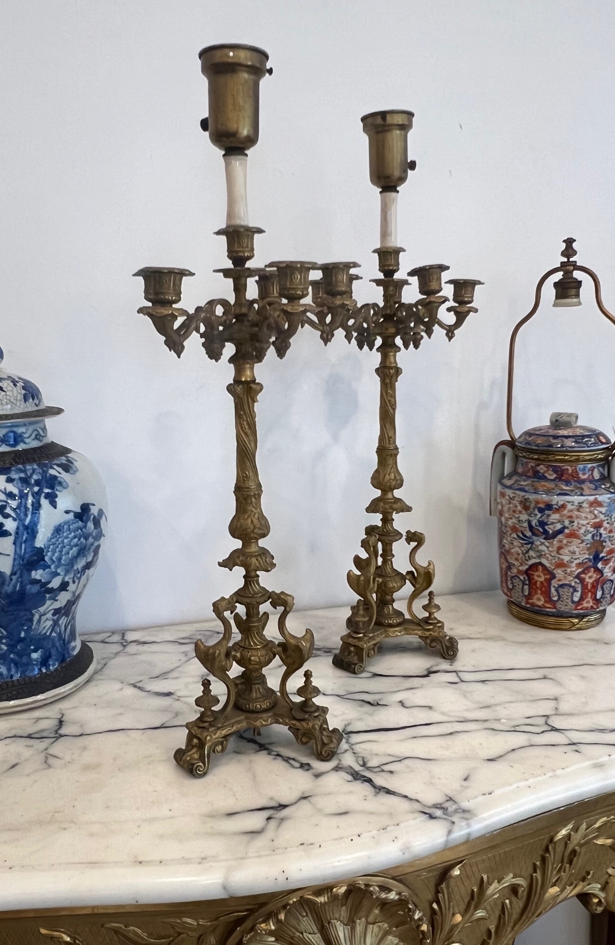 A LARGE PAIR OF 19TH CENTURY FRENCH GILT BRONZE CANDELABRA LAMPS - Image 2 of 8