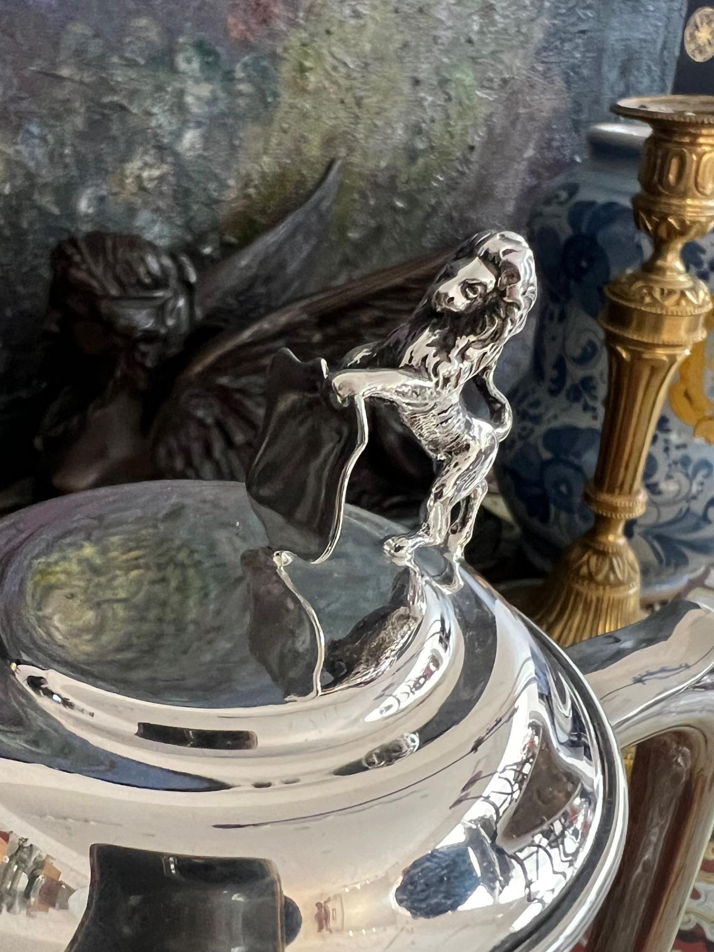 A PAIR OF 19TH CENTURY STERLING SILVER AND GLASS CLARET JUGS SURMOUNTED BY LIONS - Image 5 of 6