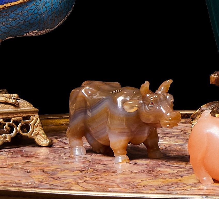 A FABERGE STYLE CARVED HARDSTONE MODEL OF A COW