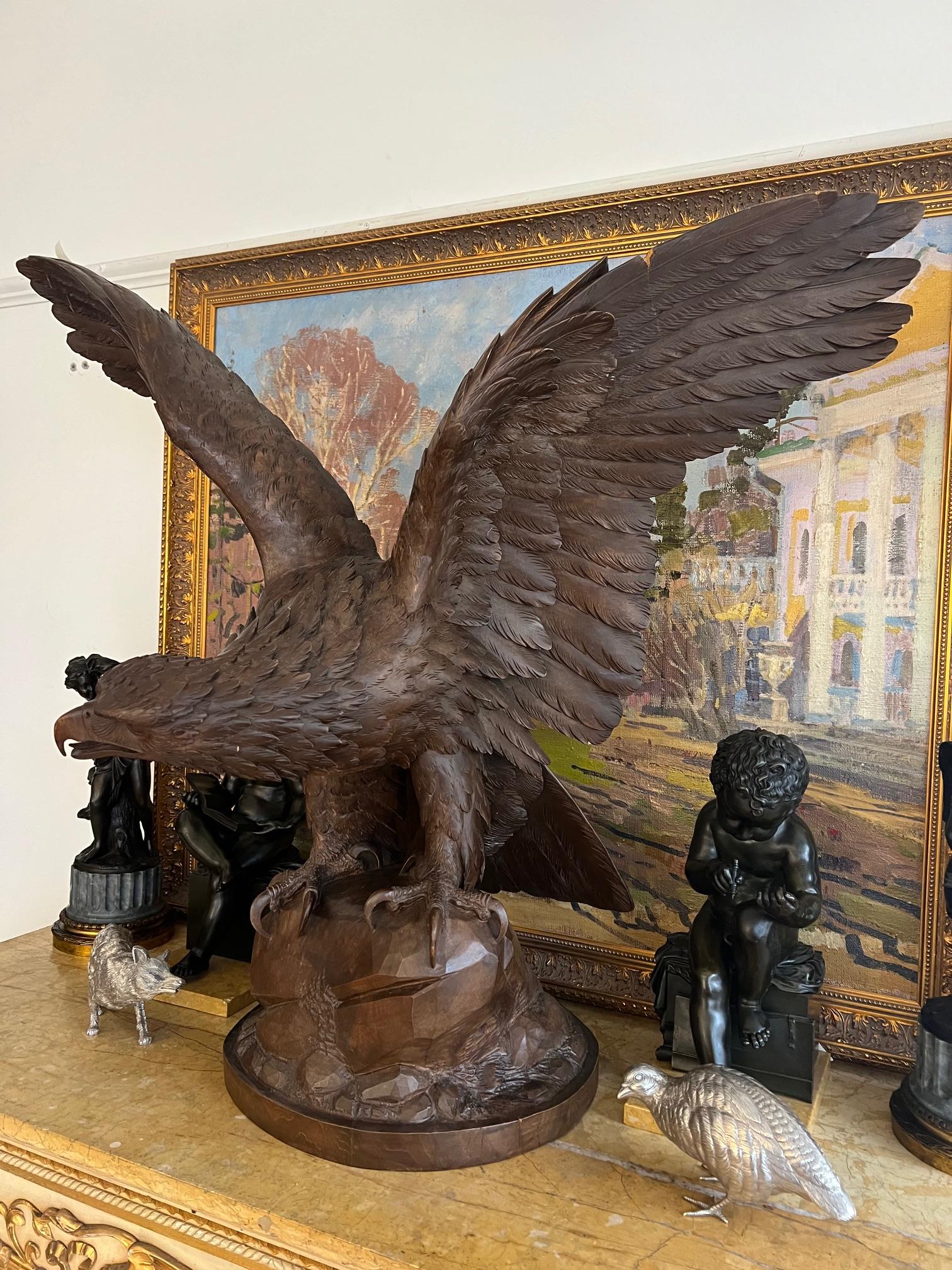 A MASSIVE EARLY 20TH CENTURY BLACK FOREST CARVED WOOD MODEL OF AN EAGLE - Image 8 of 11