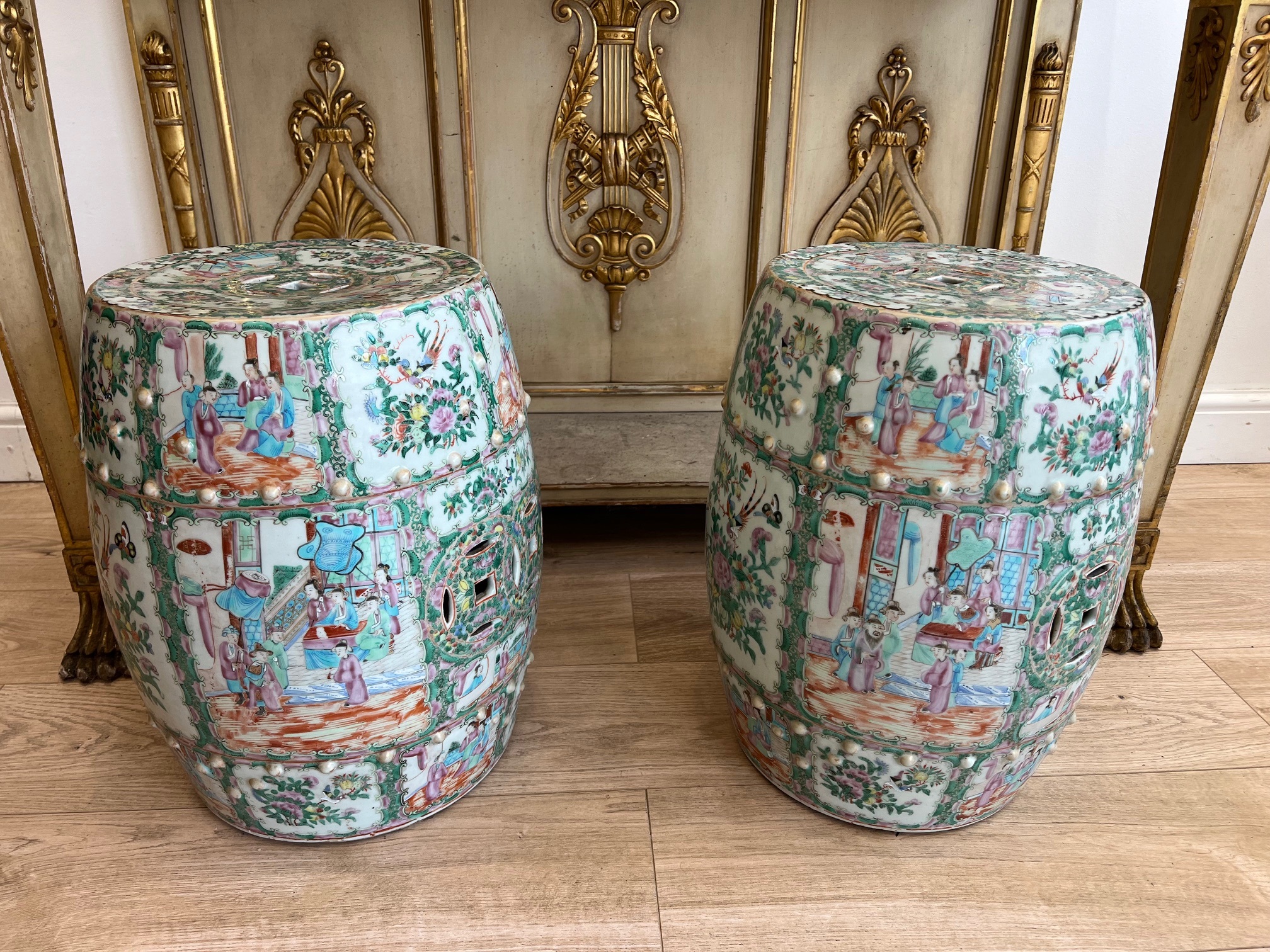 A PAIR OF 19TH CENTURY CHINESE FAMILLE ROSE PORCELAIN GARDEN SEATS - Image 7 of 12