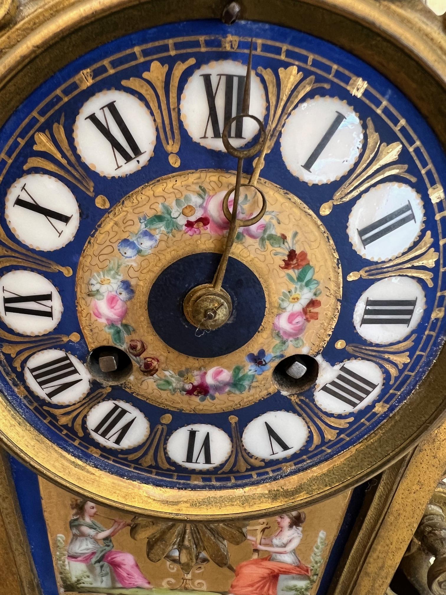A LATE 19TH CENTURY FRENCH PORCELAIN MOUTED ORMOLU MANTEL CLOCK - Image 4 of 6