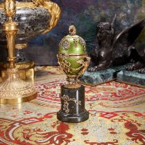 A FABERGE STYLE DIAMOND ENCRUSTED, JASPER AND SILVER GILT SURPRISE EGG