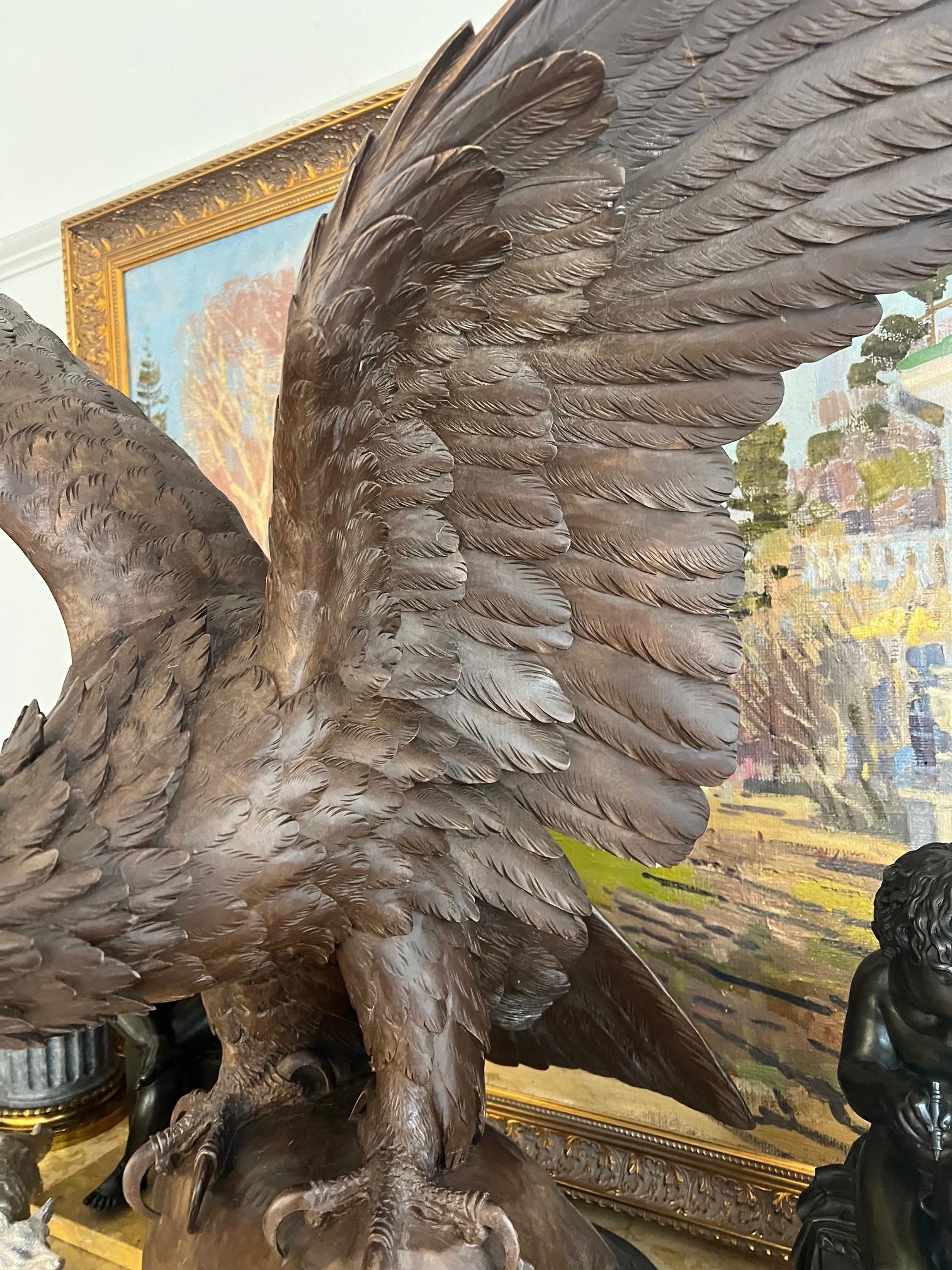 A MASSIVE EARLY 20TH CENTURY BLACK FOREST CARVED WOOD MODEL OF AN EAGLE - Image 9 of 11