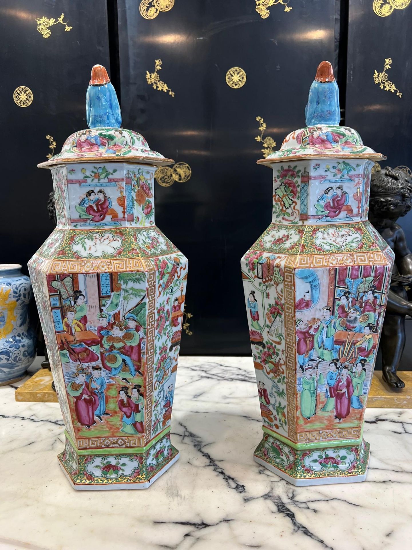 A LARGE PAIR OF EARLY 19TH CENTURY CHINESE CANTON FAMILLE ROSES VASES AND COVERS - Image 7 of 12