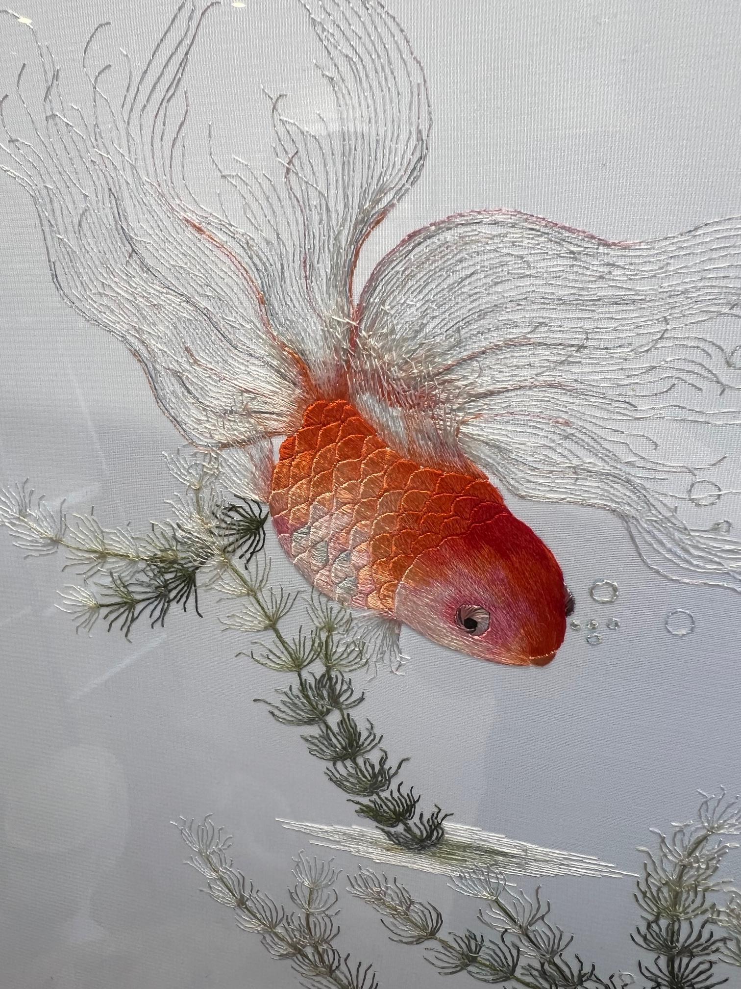 A VIETNAMESE EMBROIDERED TABLE SCREEN DEPICTING GOLDFISH - Image 3 of 4