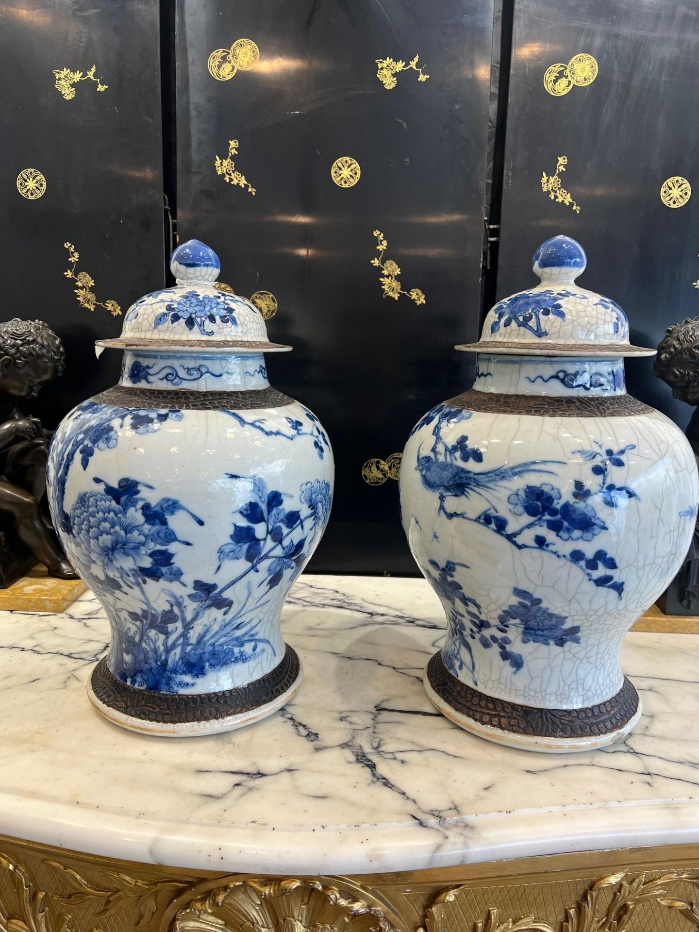 A LARGE PAIR OF 19TH CENTURY CHINESE CRACKLE GLAZED PORCELAIN VASES AND COVERS - Image 4 of 10