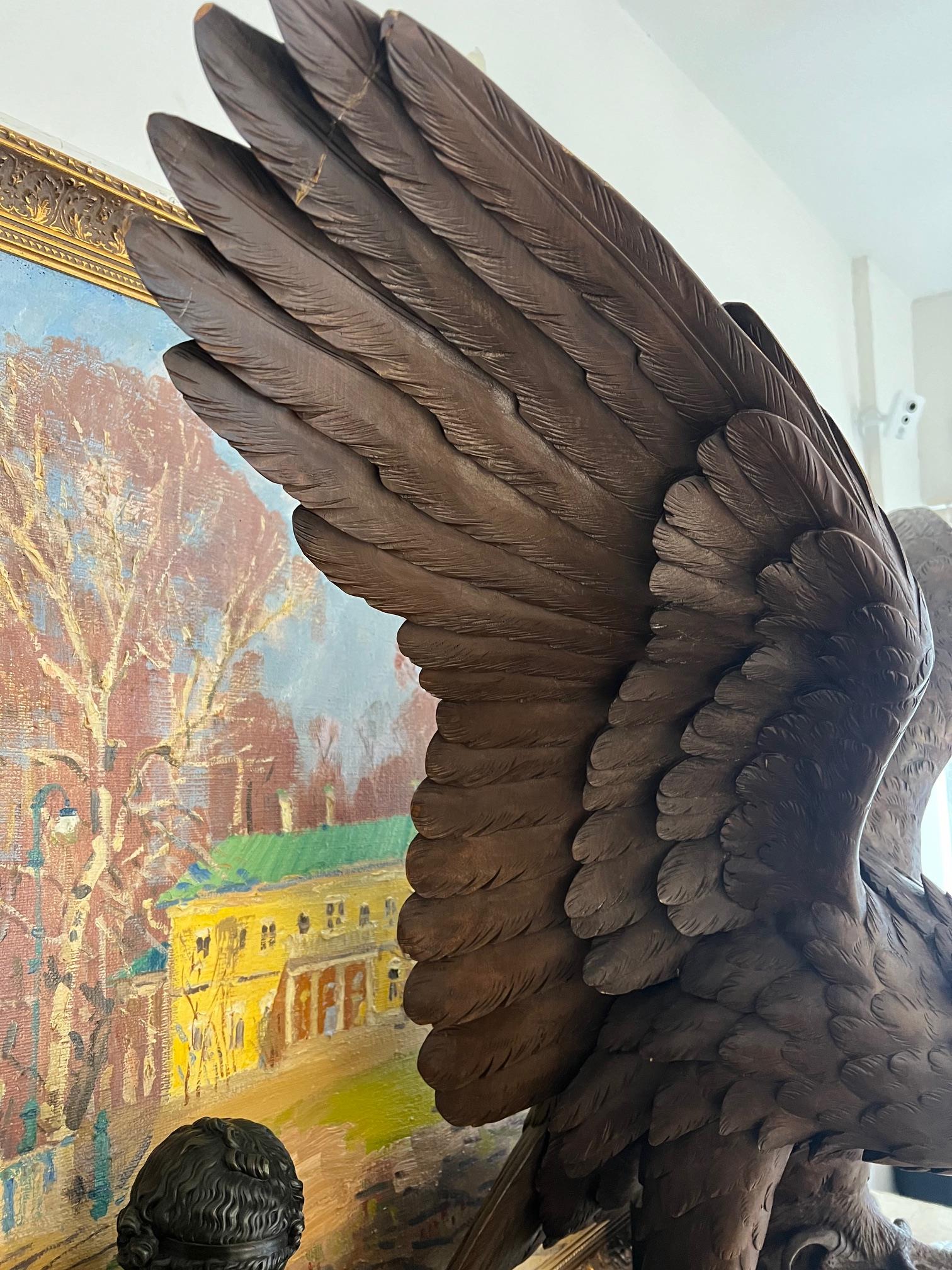 A MASSIVE EARLY 20TH CENTURY BLACK FOREST CARVED WOOD MODEL OF AN EAGLE - Image 11 of 11