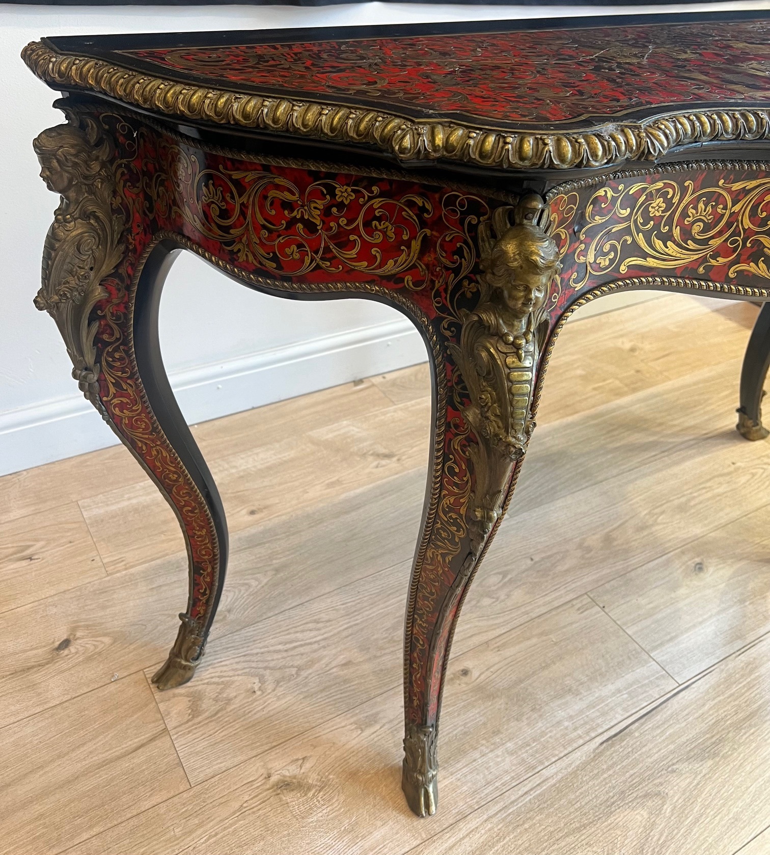A FINE LATE 19TH CENTURY BOULLE STYLE TORTOISESHELL AND CUT BRASS CONSOLE TABLE - Image 4 of 6