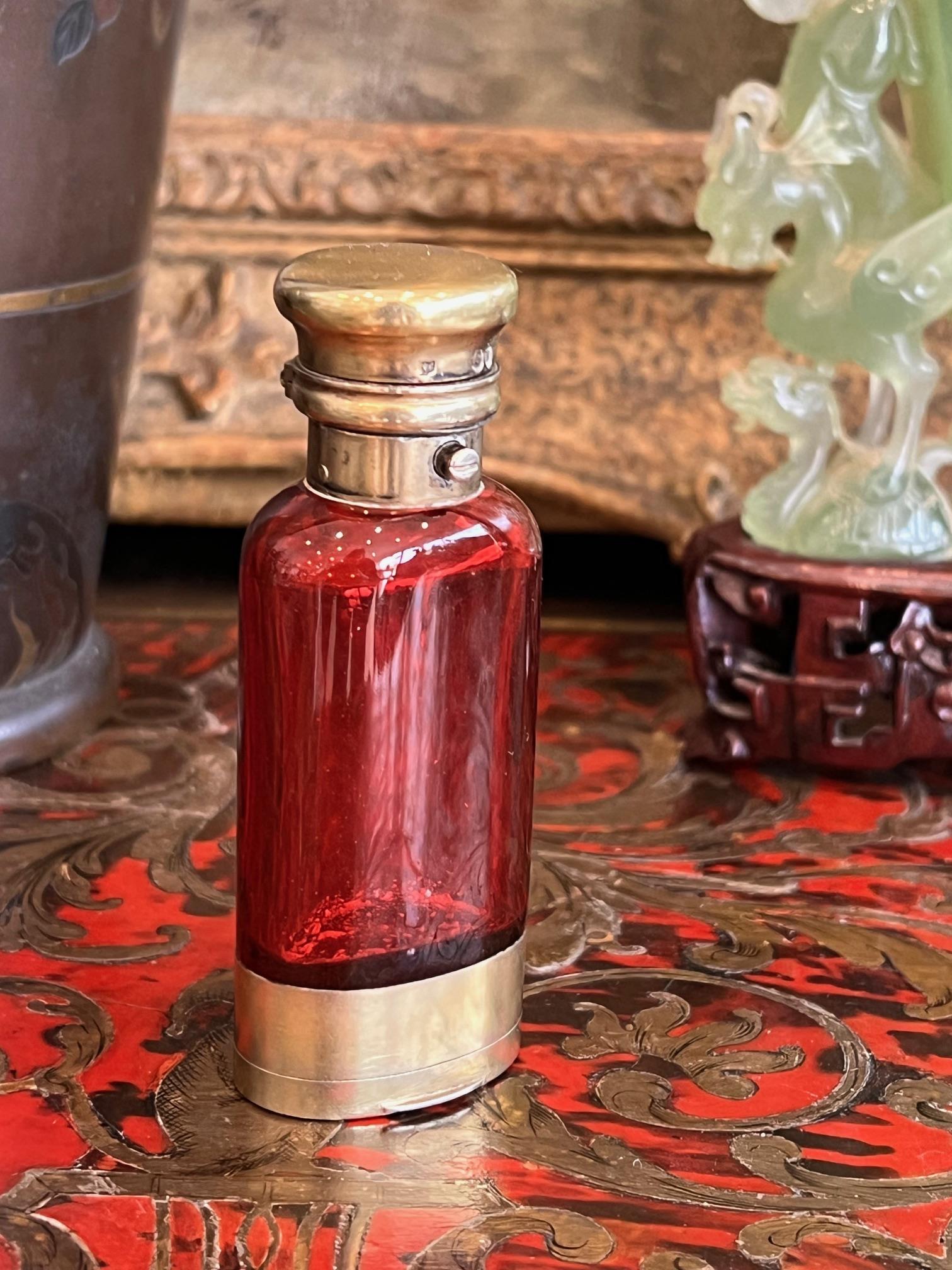 SAMSON MORDAN: A 19TH CENTURY SILVER AND GLASS SCENT BOTTLE VINAIGRETTE, 1880