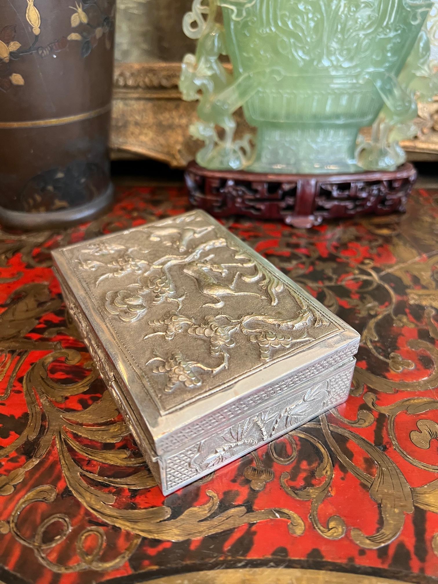 A 19TH CENTURY CHINESE EXPORT SILVER TABLE SNUFF BOX - Image 2 of 5