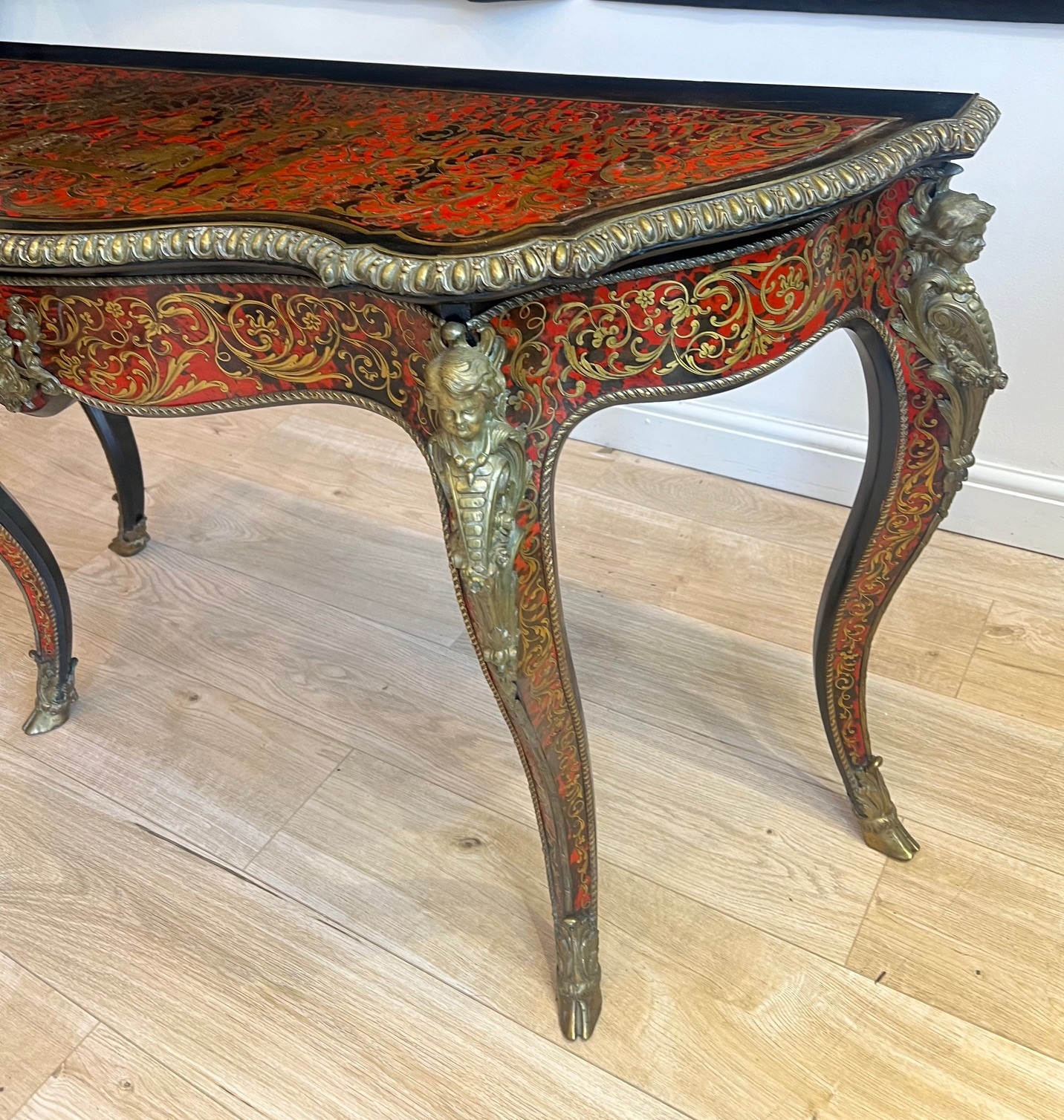 A FINE LATE 19TH CENTURY BOULLE STYLE TORTOISESHELL AND CUT BRASS CONSOLE TABLE - Image 3 of 6