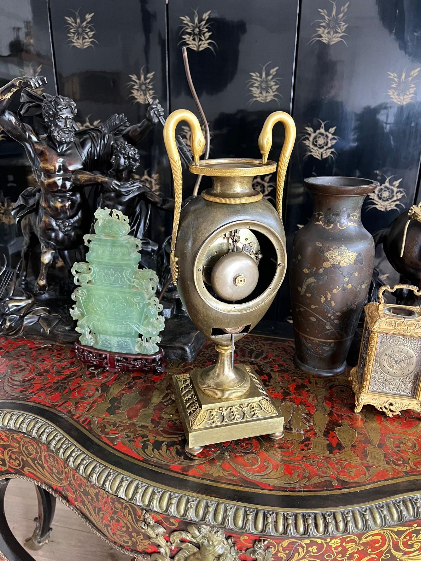 AN EARLY 19TH CENTURY EMPIRE PERIOD PATINATED AND GILT BRONZE MANTEL CLOCK - Image 5 of 7