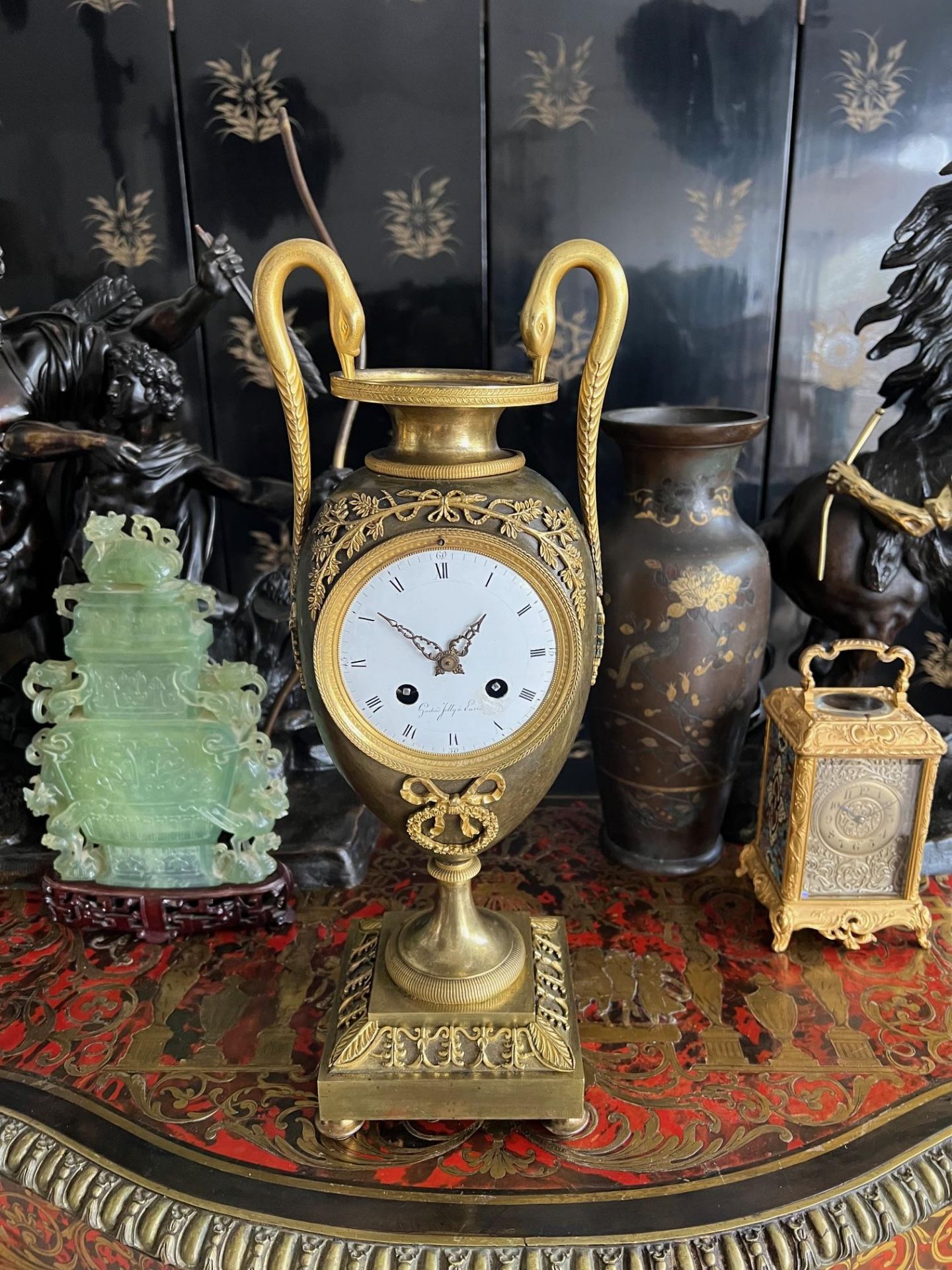 AN EARLY 19TH CENTURY EMPIRE PERIOD PATINATED AND GILT BRONZE MANTEL CLOCK - Image 3 of 7