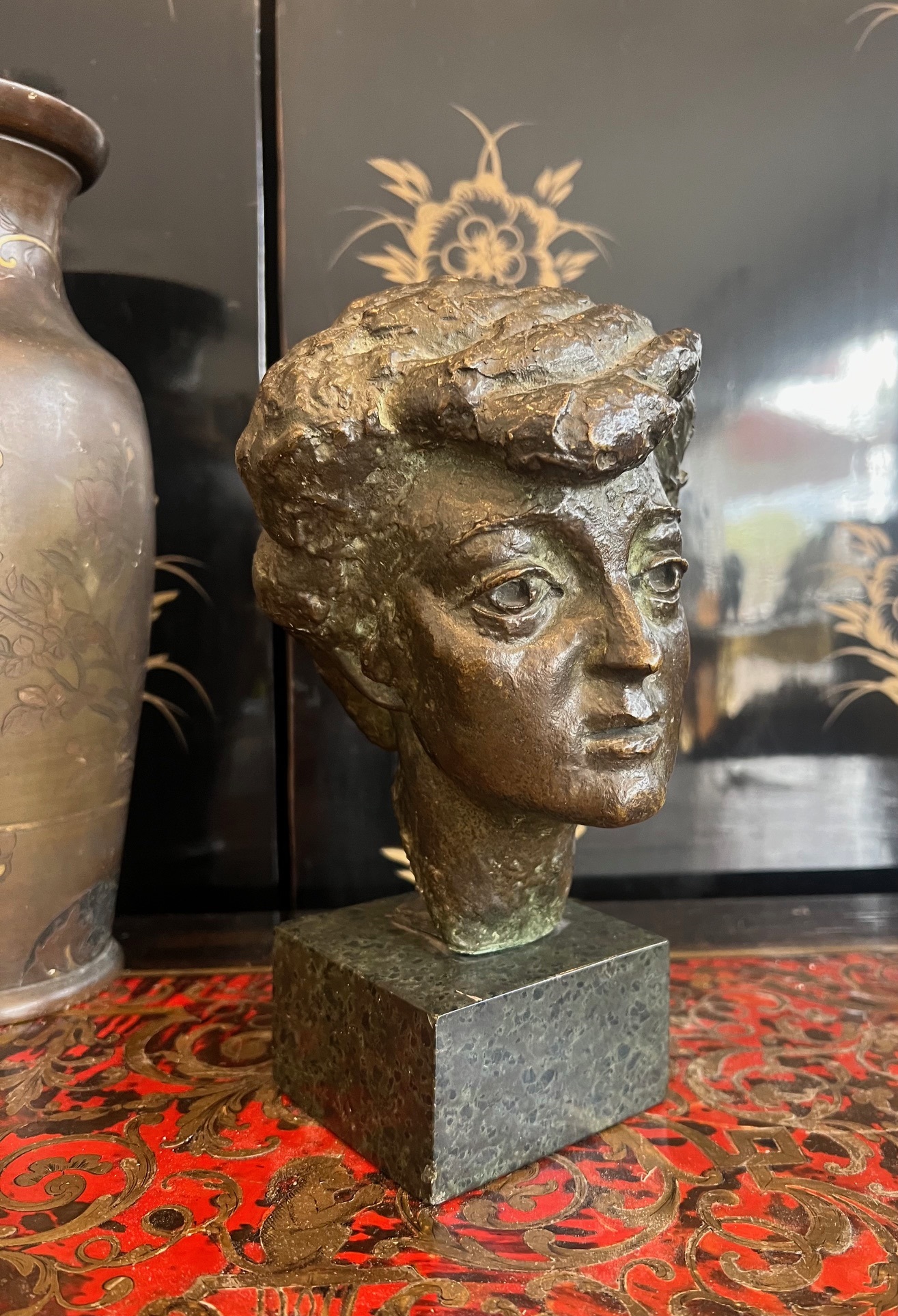 A SMALL BRONZE PORTRAIT BUST OF A WOMAN - Image 3 of 5