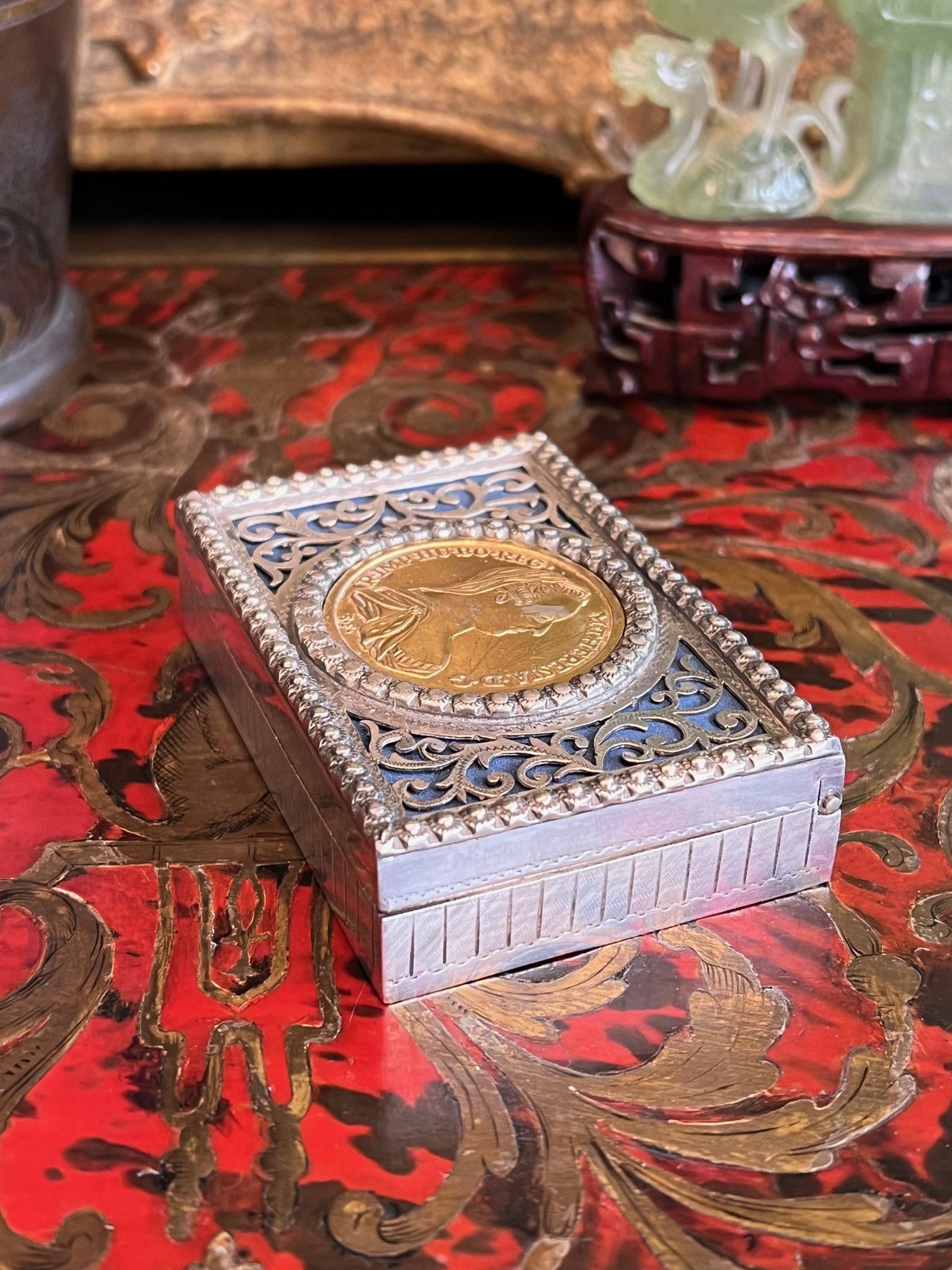 A RUSSIAN SILVER SNUFF BOX INLAID WITH A MARIA THERESA COIN - Image 5 of 6