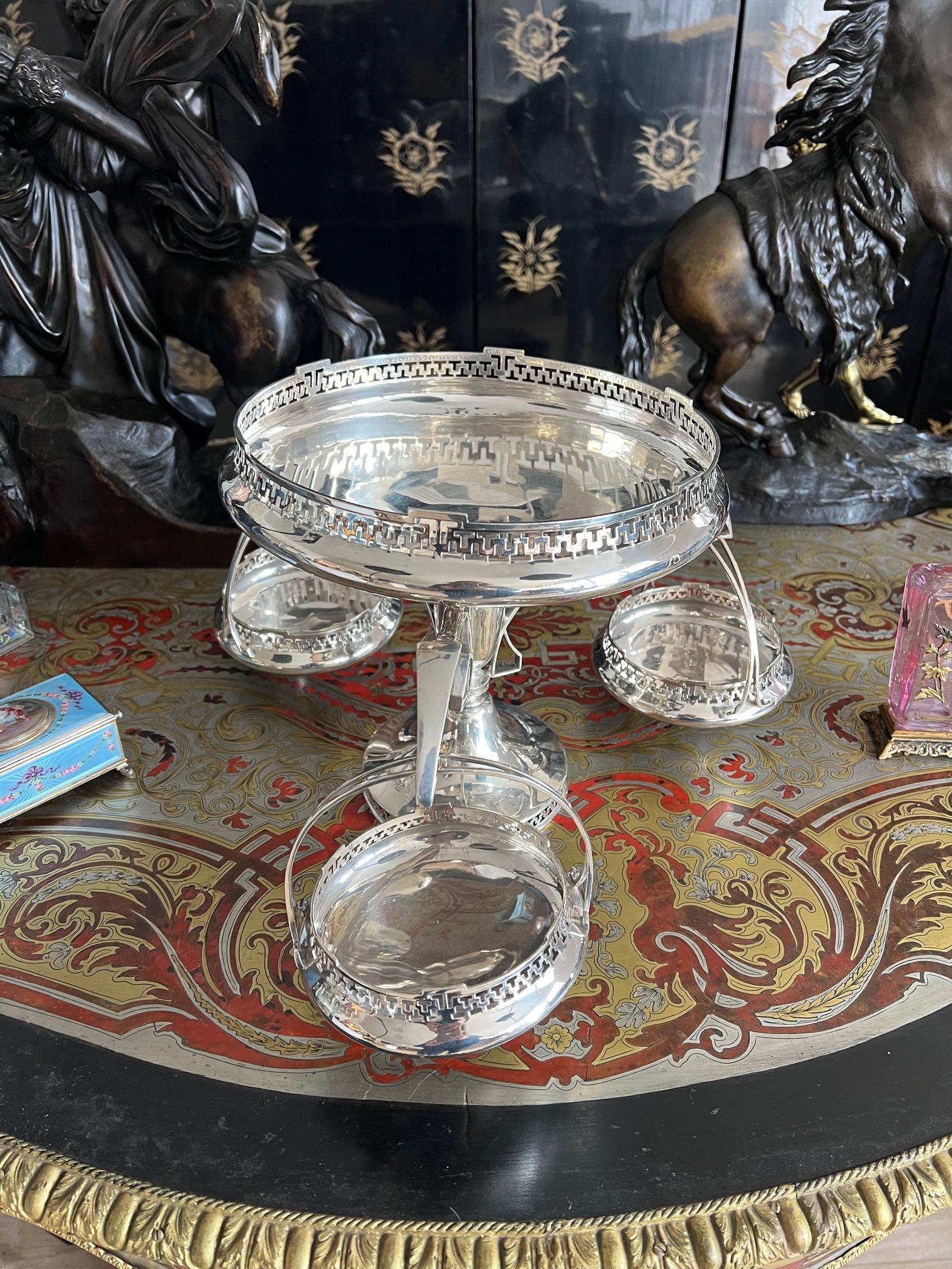 A STERLING SILVER CENTREPIECE BY WALKER & HALL, C. 1923 - Image 8 of 8
