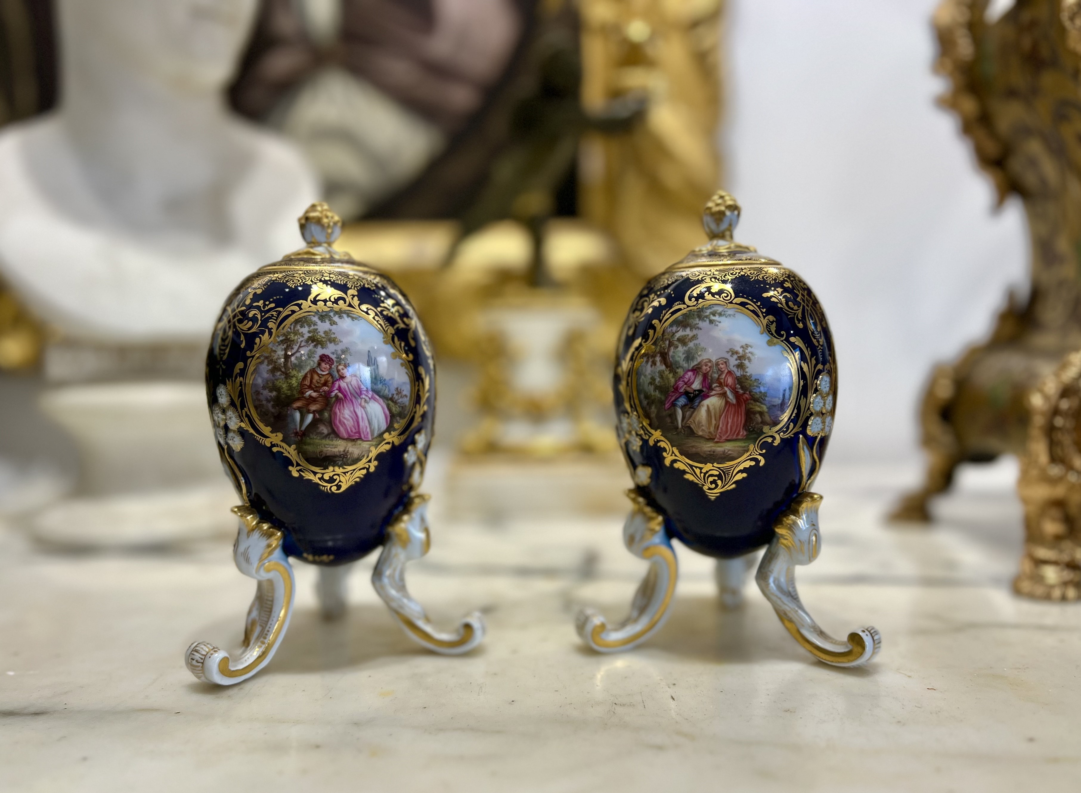 MEISSEN: A PAIR OF LATE 19TH / EARLY 20TH CENTURY PORCELAIN EGG SHAPED TEA CADDIES - Image 2 of 16