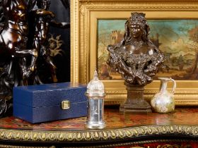 A STERLING SILVER PEPPER GRINDER MODELLED AS ST PAUL'S CATHEDRAL DOME