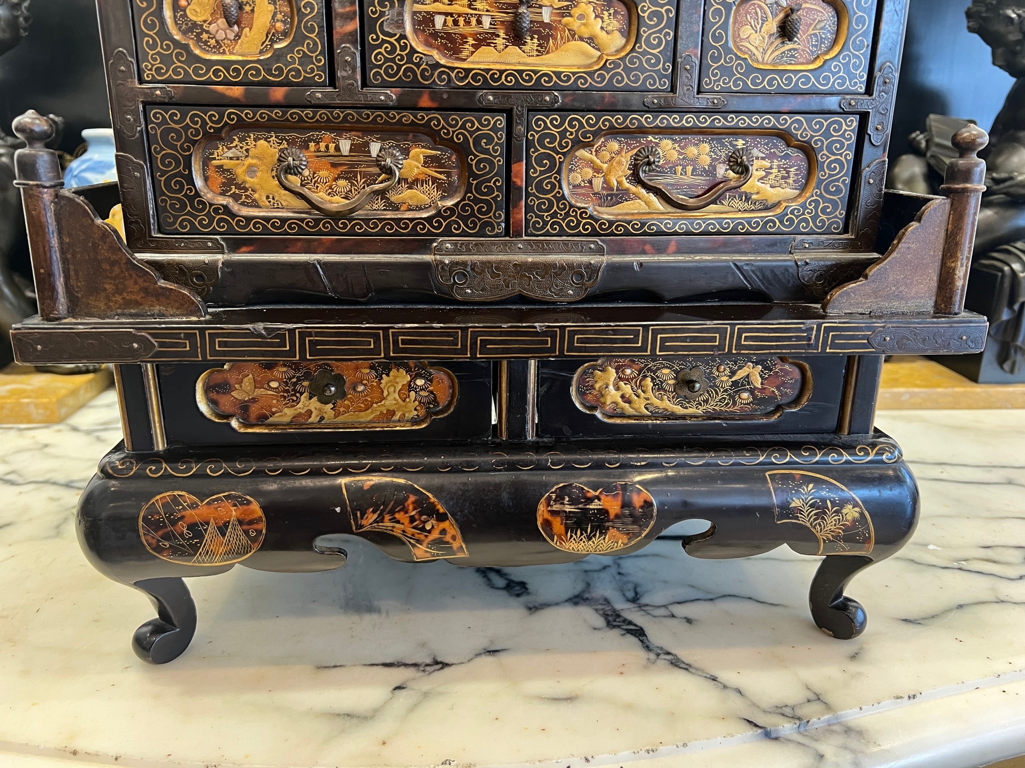 A FINE LATE 19TH CENTURY JAPANESE TORTOISESHELL, LACQUER AND GOLD TABLE CABINET - Bild 12 aus 12