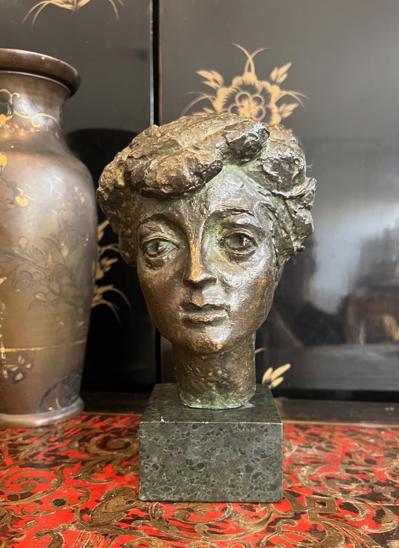 A SMALL BRONZE PORTRAIT BUST OF A WOMAN - Image 2 of 5