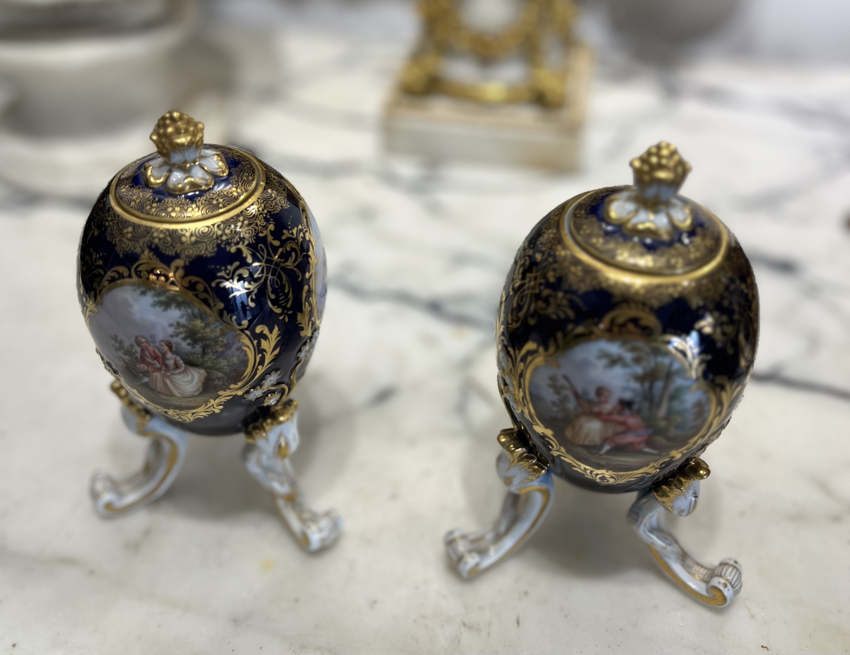 MEISSEN: A PAIR OF LATE 19TH / EARLY 20TH CENTURY PORCELAIN EGG SHAPED TEA CADDIES - Image 4 of 16