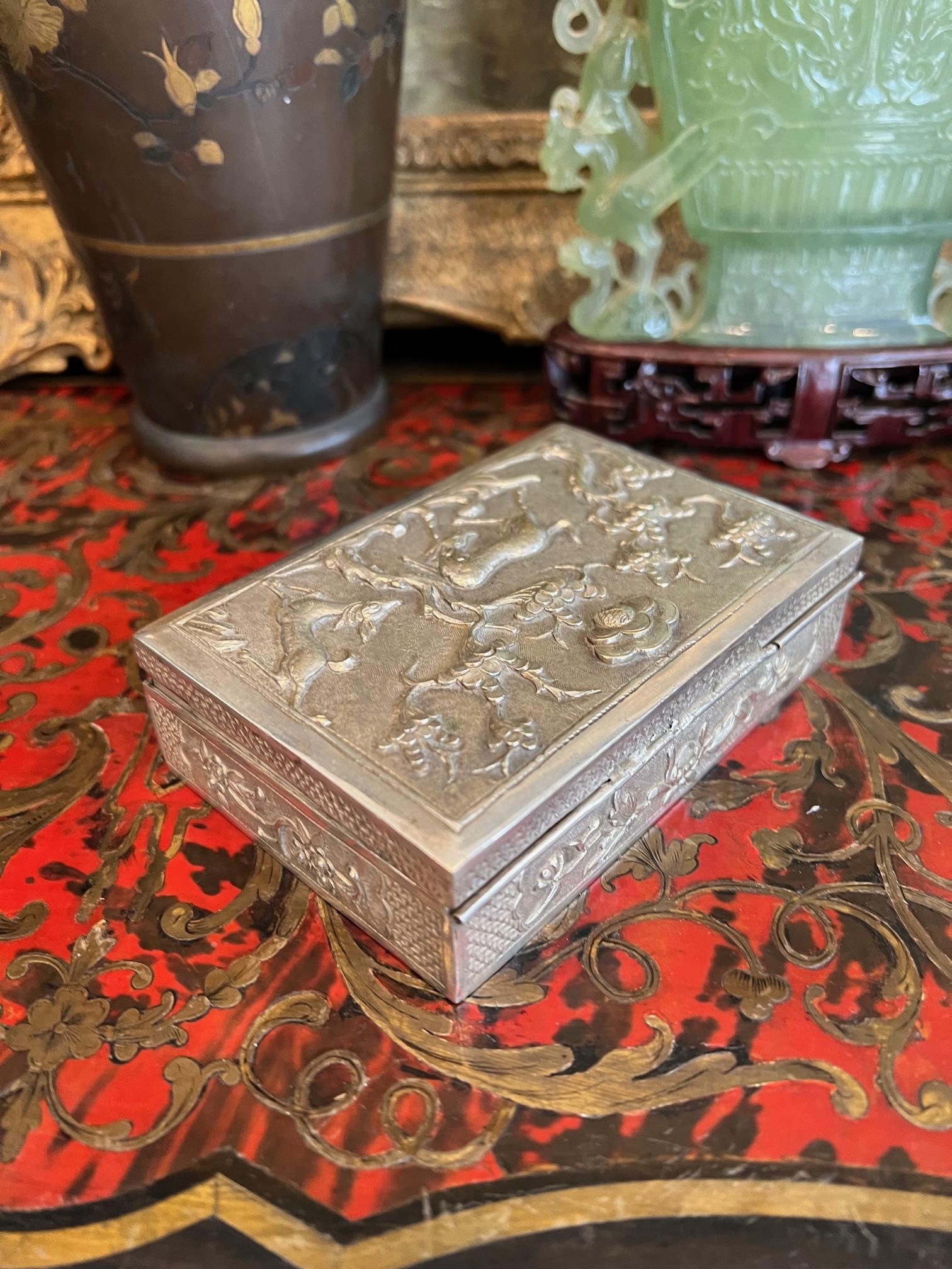 A 19TH CENTURY CHINESE EXPORT SILVER TABLE SNUFF BOX - Image 4 of 5