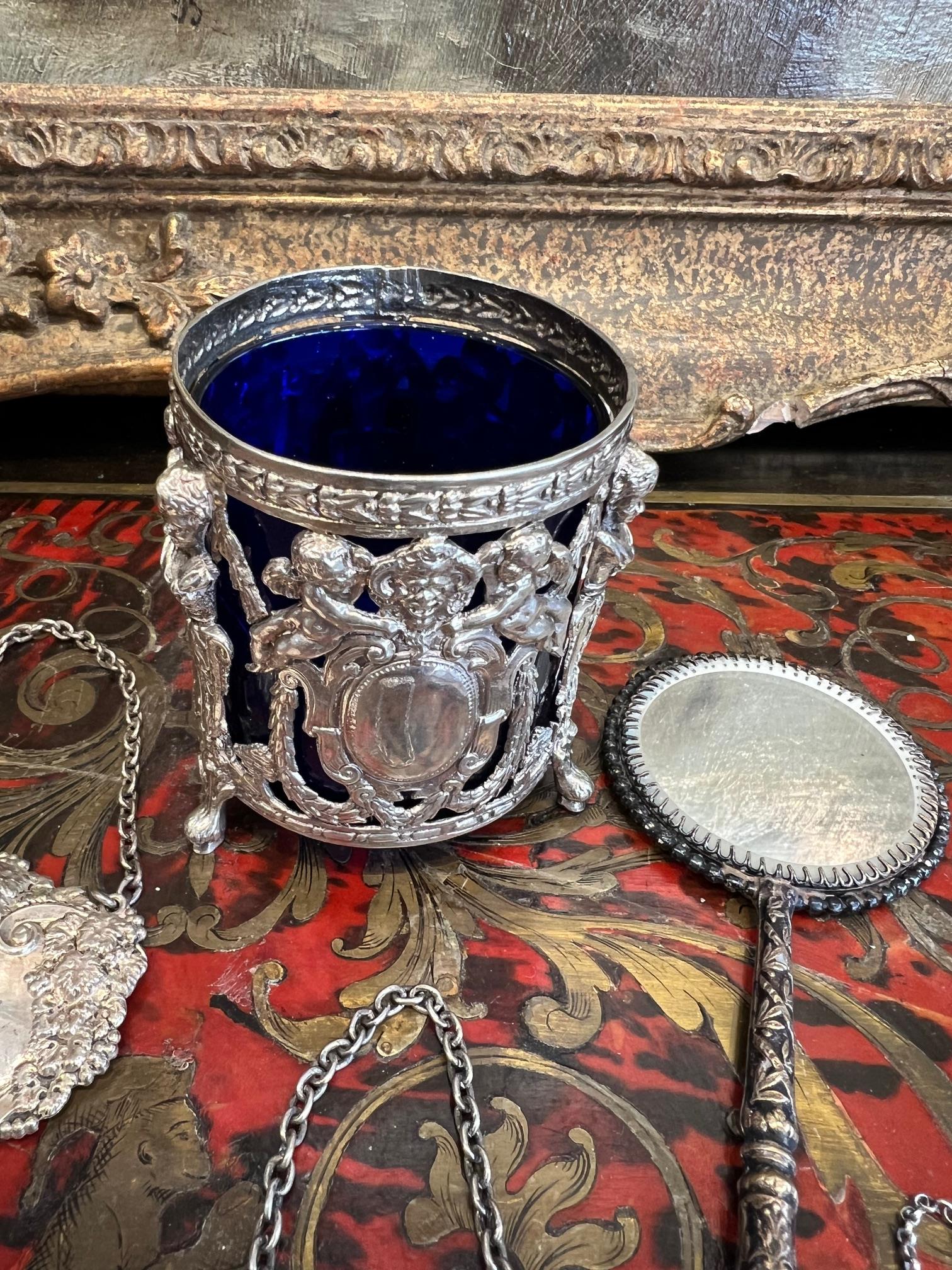 A SMALL MIXED LOT OF SILVER AND SILVER PLATE - Image 3 of 3