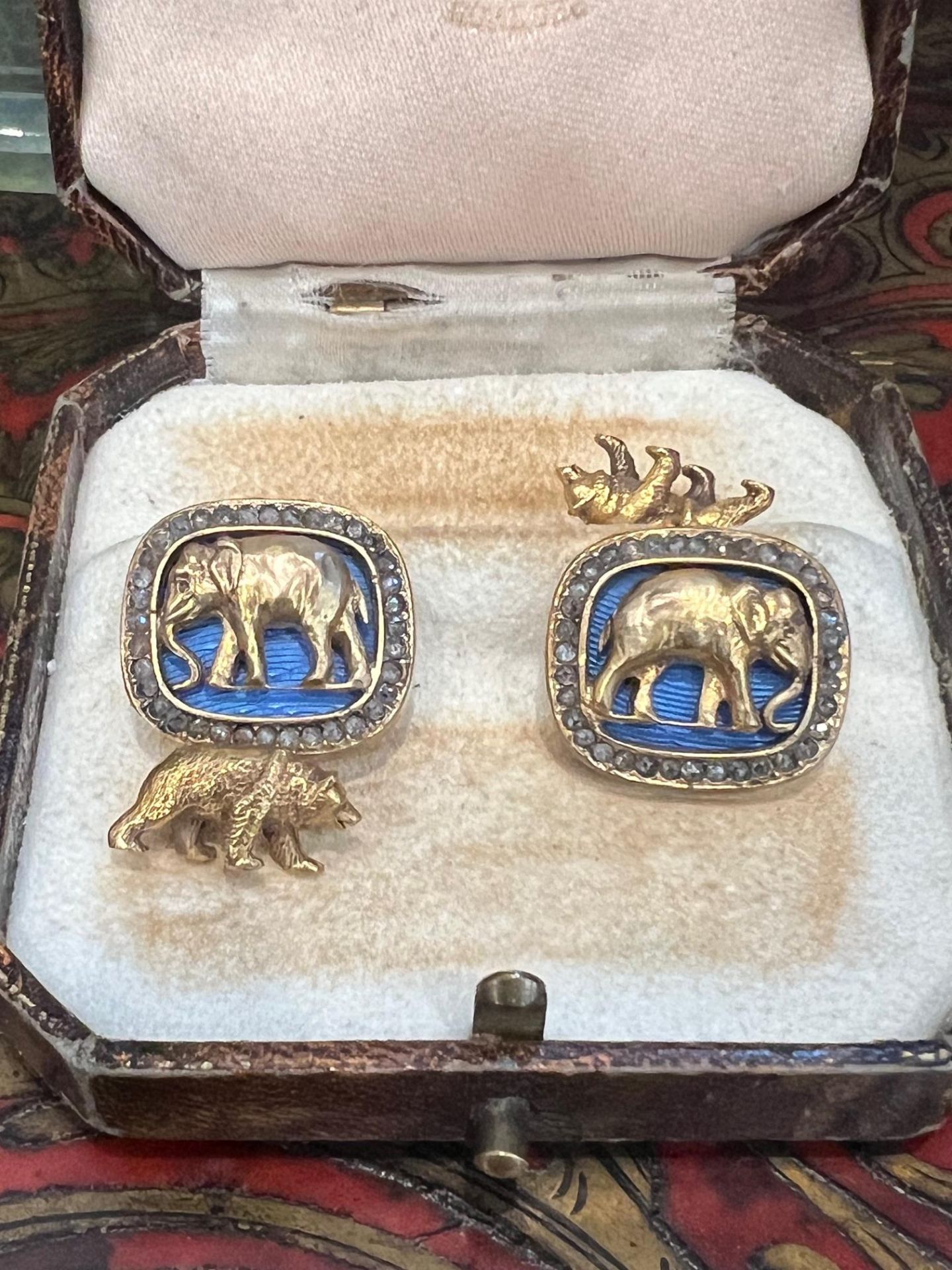 A PAIR OF FABERGE STYLE DIAMOND ENCRUSTED, SILVER GILT AND ENAMELLED CUFFLINKS - Image 11 of 13