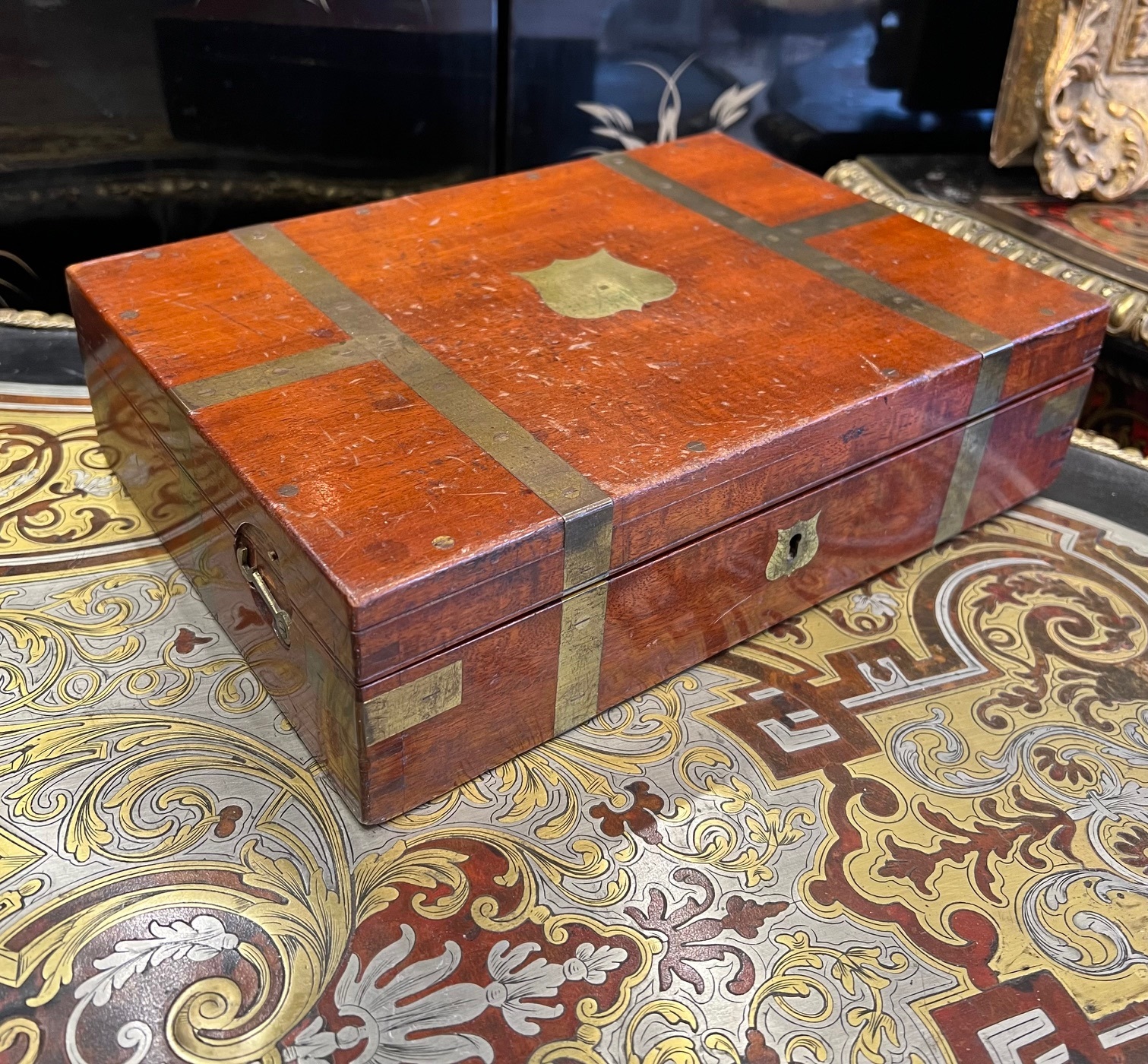 A 19TH CENTURY MAHOGANY AND BRASS BOUND DOCTOR'S BOX - Image 2 of 4