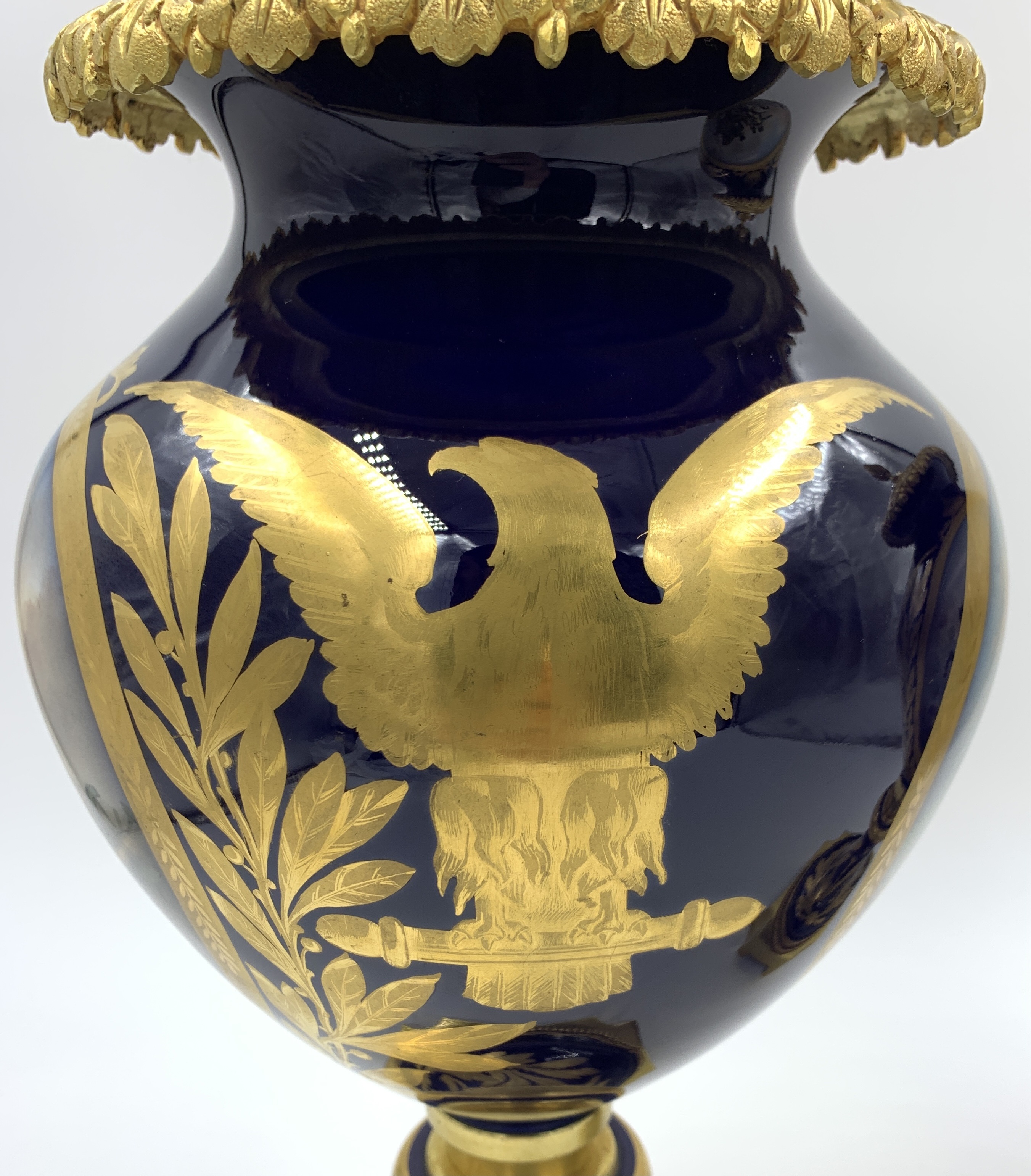 A FINE PAIR OF LATE 19TH / EARLY 20TH CENTURY SEVRES STYLE PORCELAIN NAPOLEON VASES - Image 13 of 14