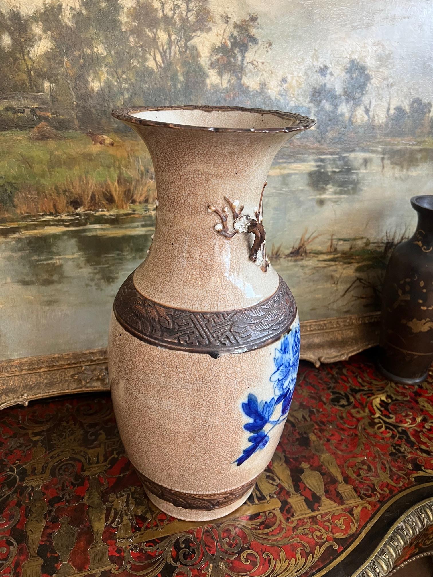 A LATE 19TH CENTURY CHINESE BLUE AND WHITE CRACKLE GLAZED PORCELAIN VASE - Image 5 of 5