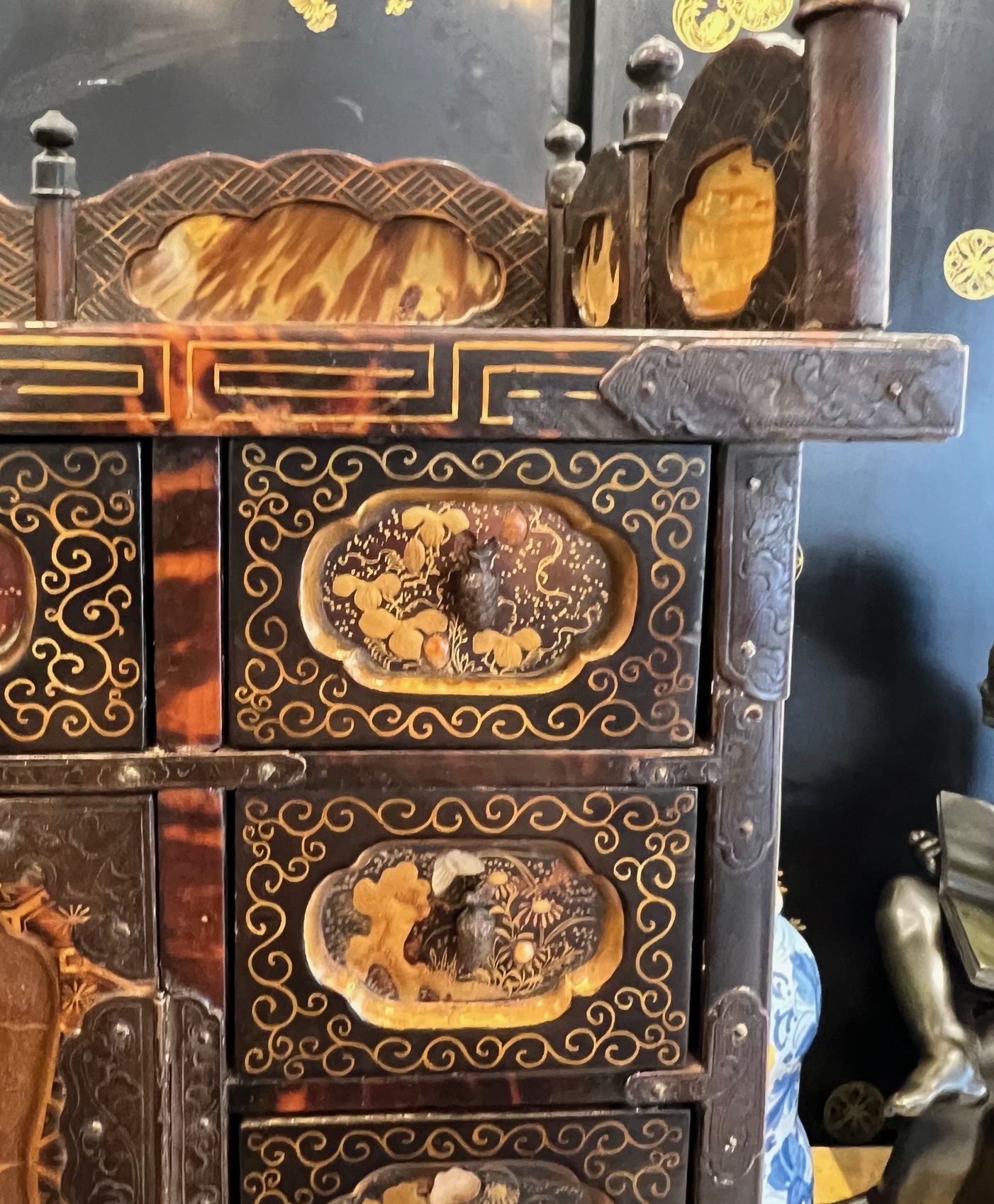 A FINE LATE 19TH CENTURY JAPANESE TORTOISESHELL, LACQUER AND GOLD TABLE CABINET - Image 6 of 12