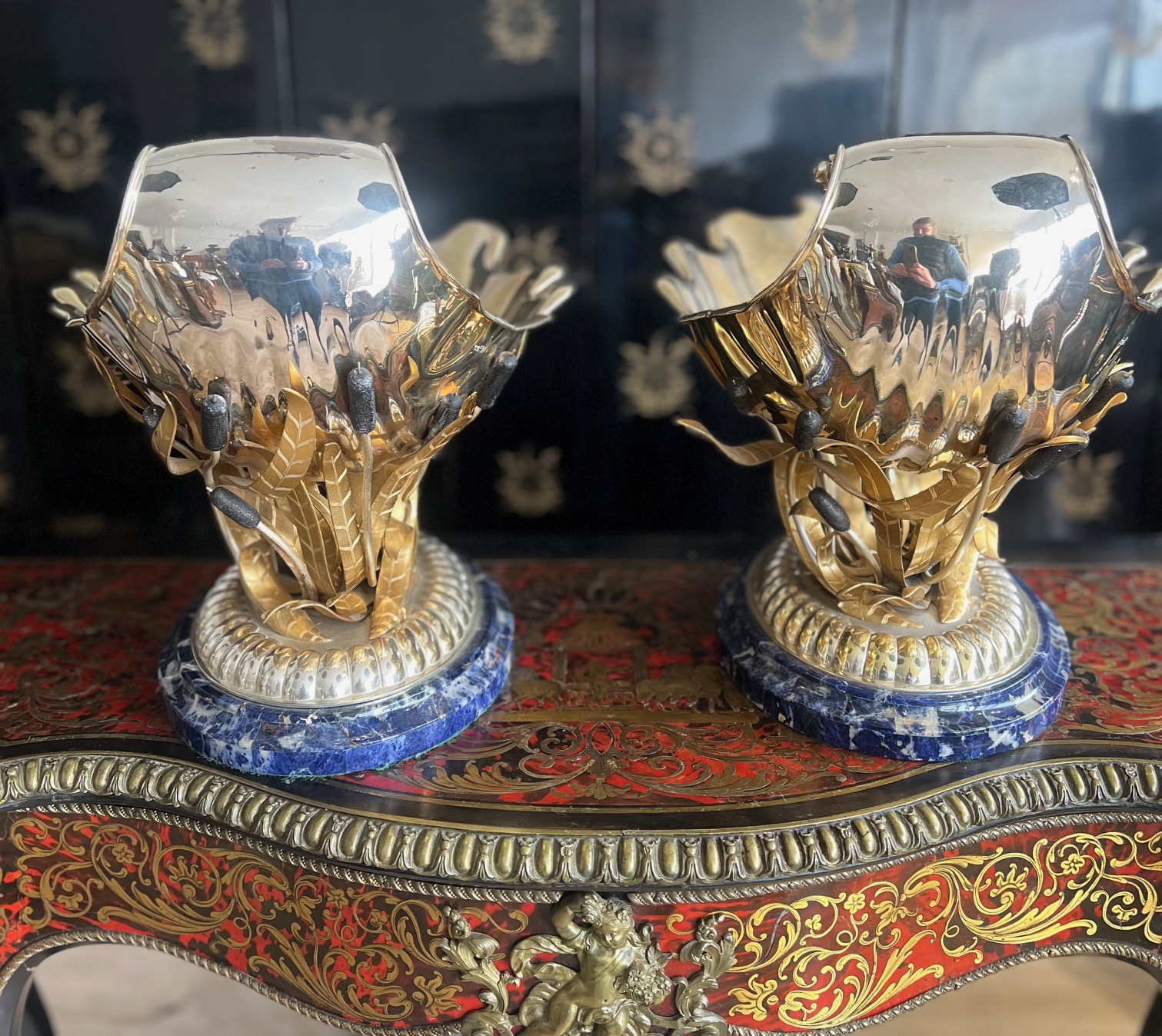 A LARGE PAIR OF STERLING SILVER, SILVER GILT AND LAPIS LAZULI WINE COOLERS BY MAPPIN & WEBB - Image 5 of 7