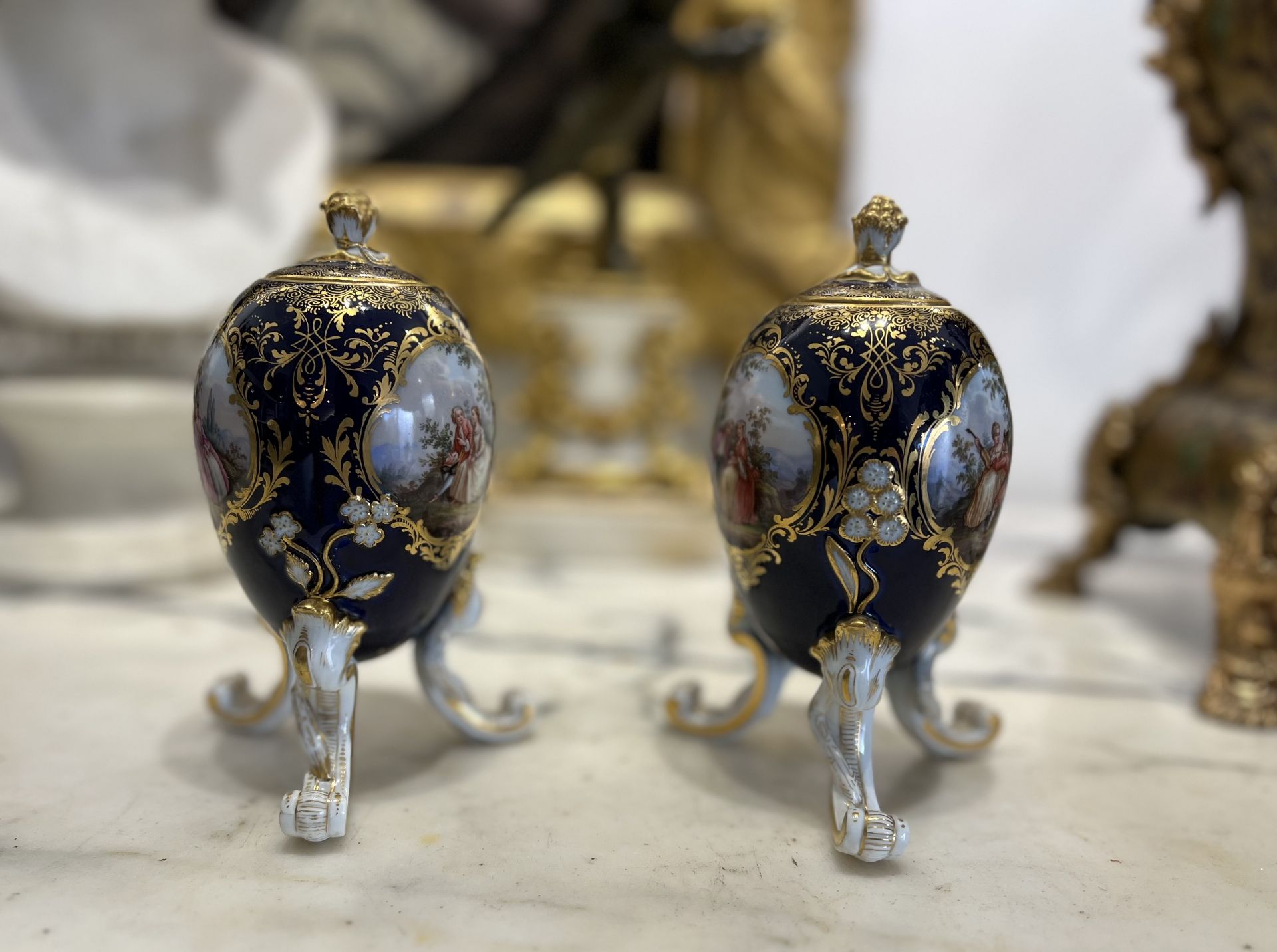 MEISSEN: A PAIR OF LATE 19TH / EARLY 20TH CENTURY PORCELAIN EGG SHAPED TEA CADDIES - Image 3 of 5