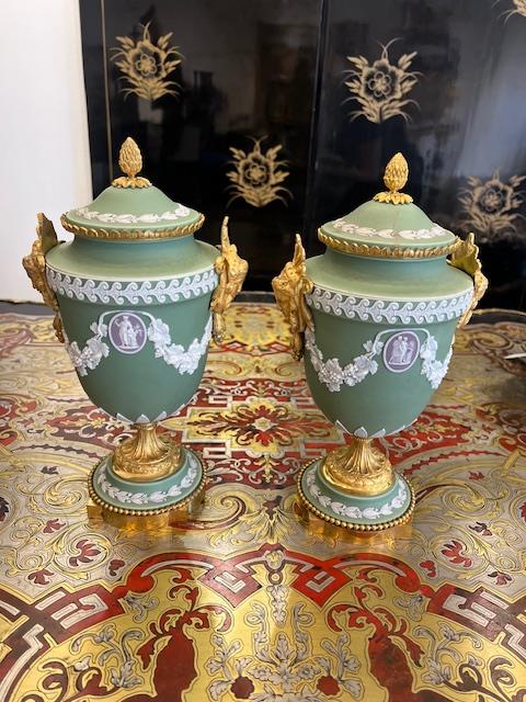 WEDGWOOD: A PAIR OF LATE 19TH CENTURY ORMOLU MOUNTED JASPER WARE VASES AND COVERS - Bild 13 aus 15