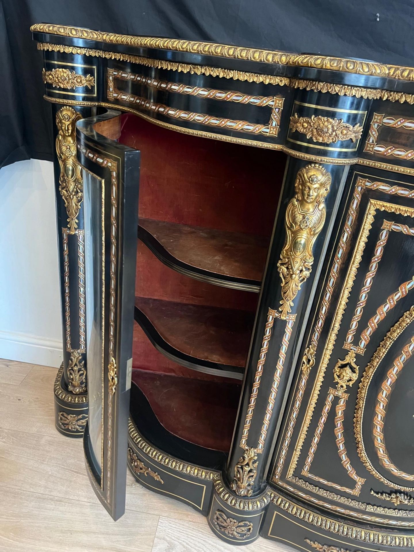 A FINE AND IMPRESSIVE 19TH CENTURY EBONISED, MOTHER OF PEARL AND ORMOLU MOUNTED CREDENZA - Image 3 of 8