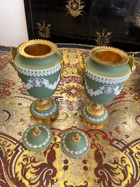 WEDGWOOD: A PAIR OF LATE 19TH CENTURY ORMOLU MOUNTED JASPER WARE VASES AND COVERS - Image 11 of 15
