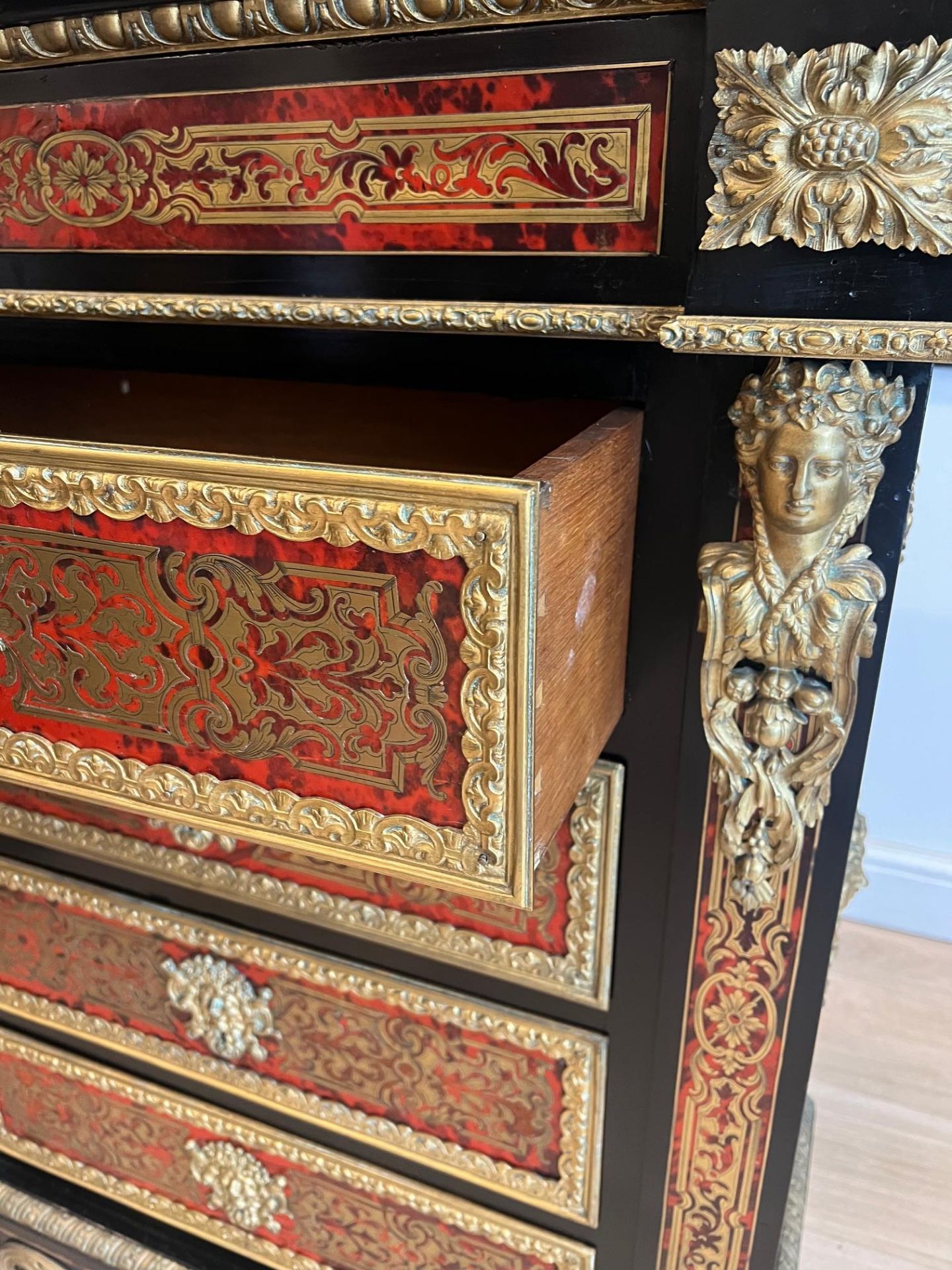 A FINE LATE 19TH CENTURY BOULLE STYLE TORTOISESHELL AND CUT BRASS CHEST OF DRAWERS - Image 7 of 8