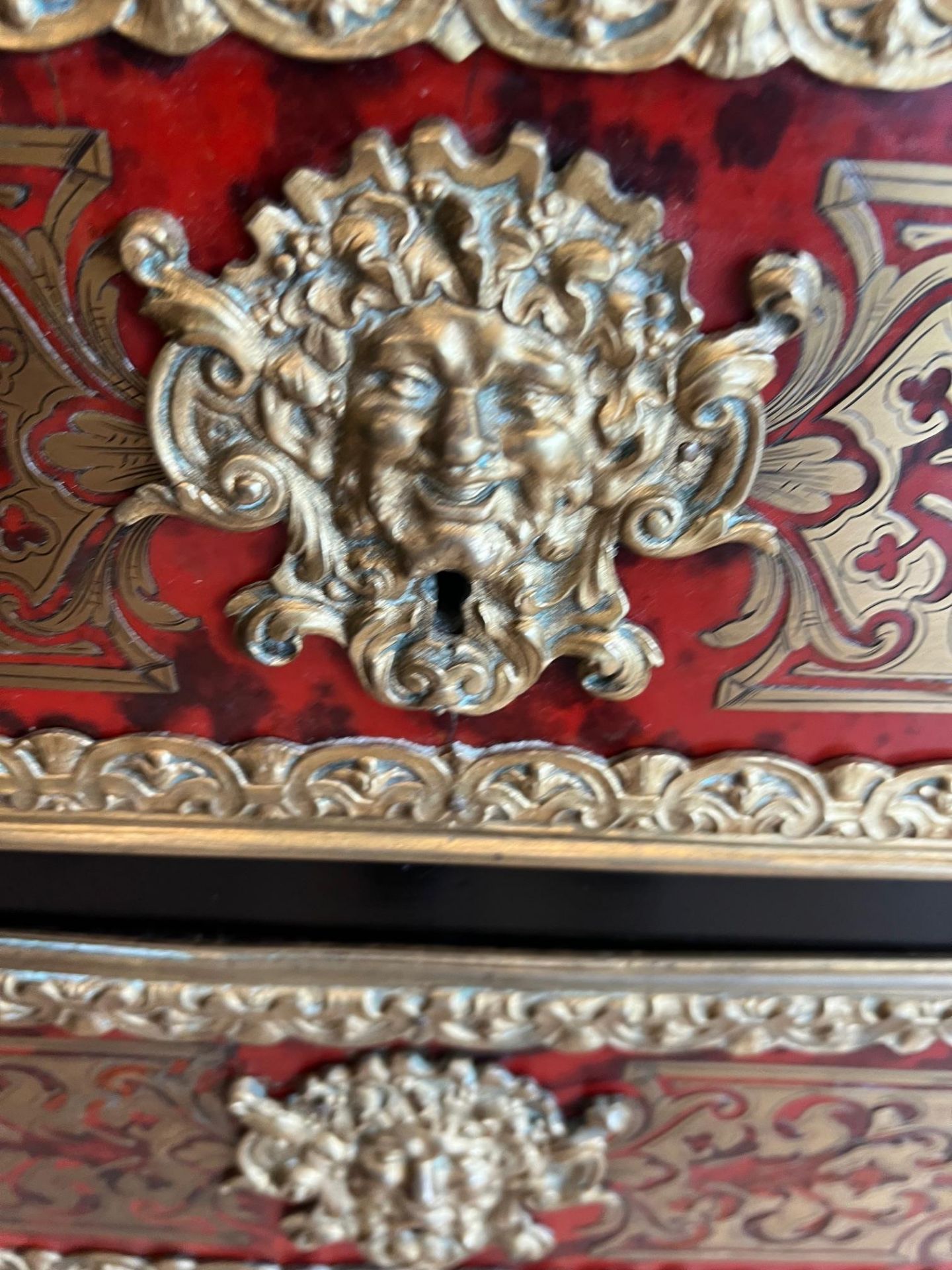 A FINE LATE 19TH CENTURY BOULLE STYLE TORTOISESHELL AND CUT BRASS CHEST OF DRAWERS - Image 3 of 8