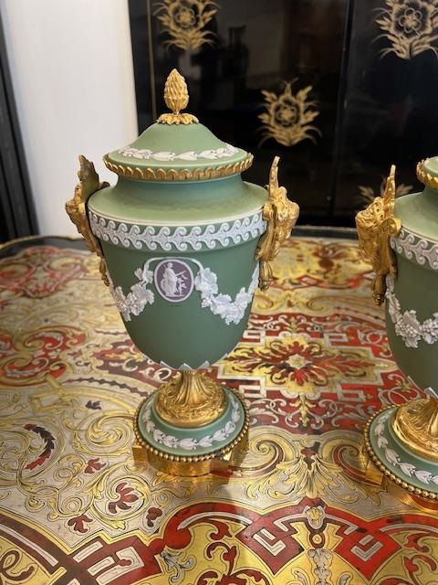 WEDGWOOD: A PAIR OF LATE 19TH CENTURY ORMOLU MOUNTED JASPER WARE VASES AND COVERS - Bild 7 aus 15