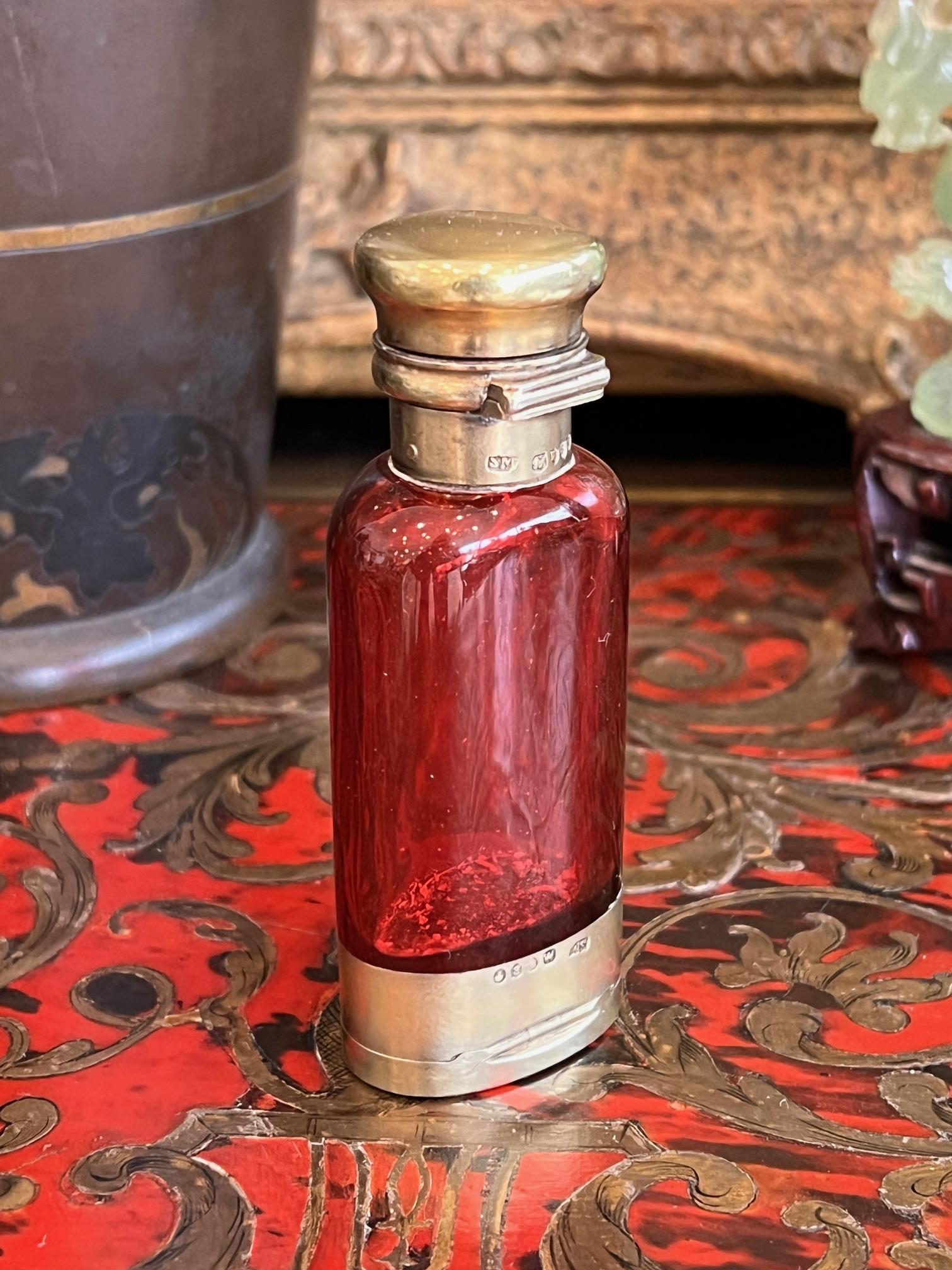 SAMSON MORDAN: A 19TH CENTURY SILVER AND GLASS SCENT BOTTLE VINAIGRETTE, 1880 - Image 4 of 4