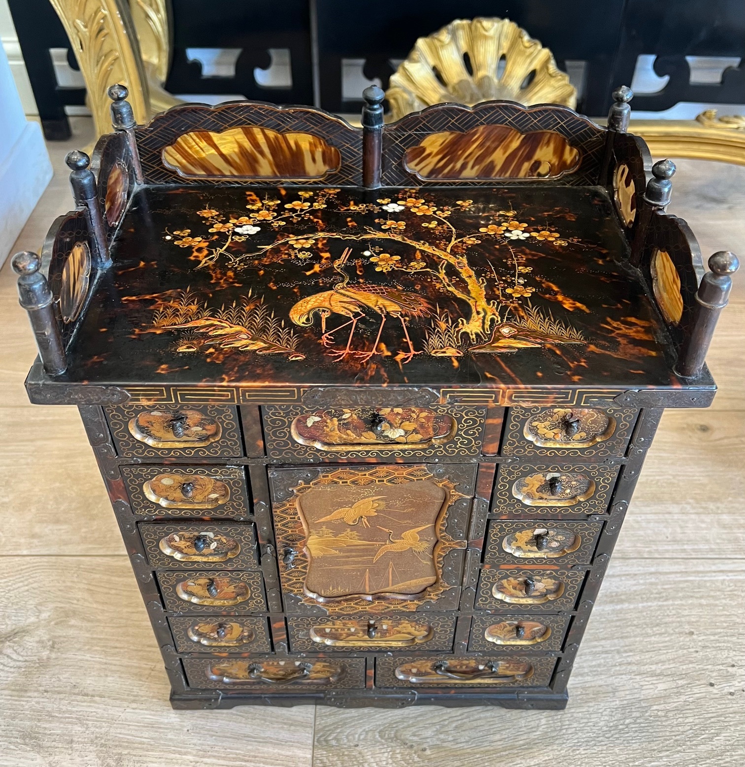 A FINE LATE 19TH CENTURY JAPANESE TORTOISESHELL, LACQUER AND GOLD TABLE CABINET - Bild 2 aus 12