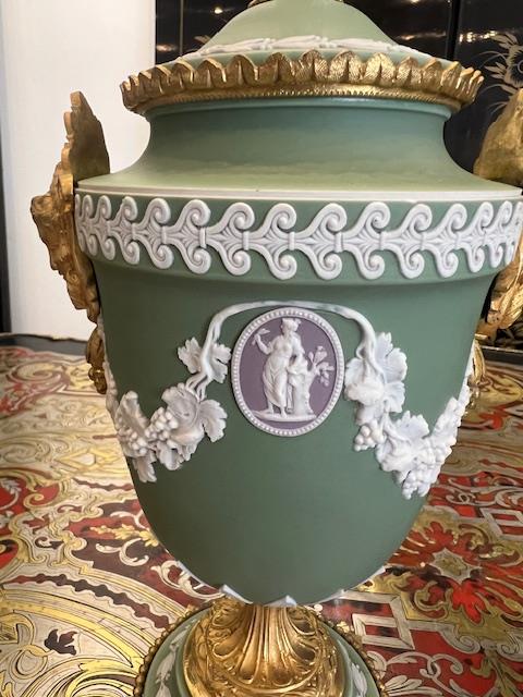 WEDGWOOD: A PAIR OF LATE 19TH CENTURY ORMOLU MOUNTED JASPER WARE VASES AND COVERS - Bild 6 aus 15