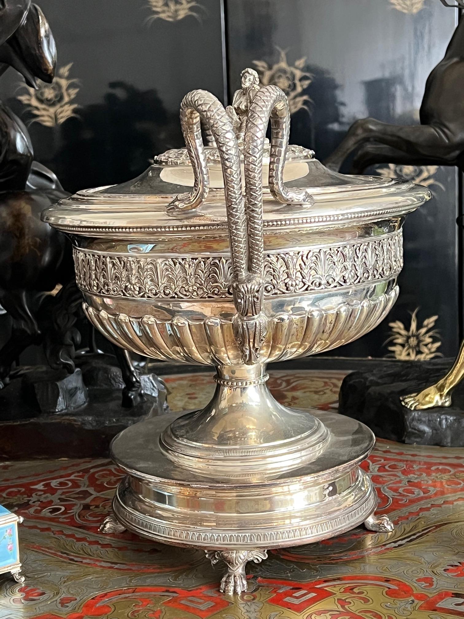 A VERY LARGE SILVER NEO-CLASSICAL STYLE URN AND COVER, ITALIAN, EARLY 20TH CENTURY - Image 2 of 13