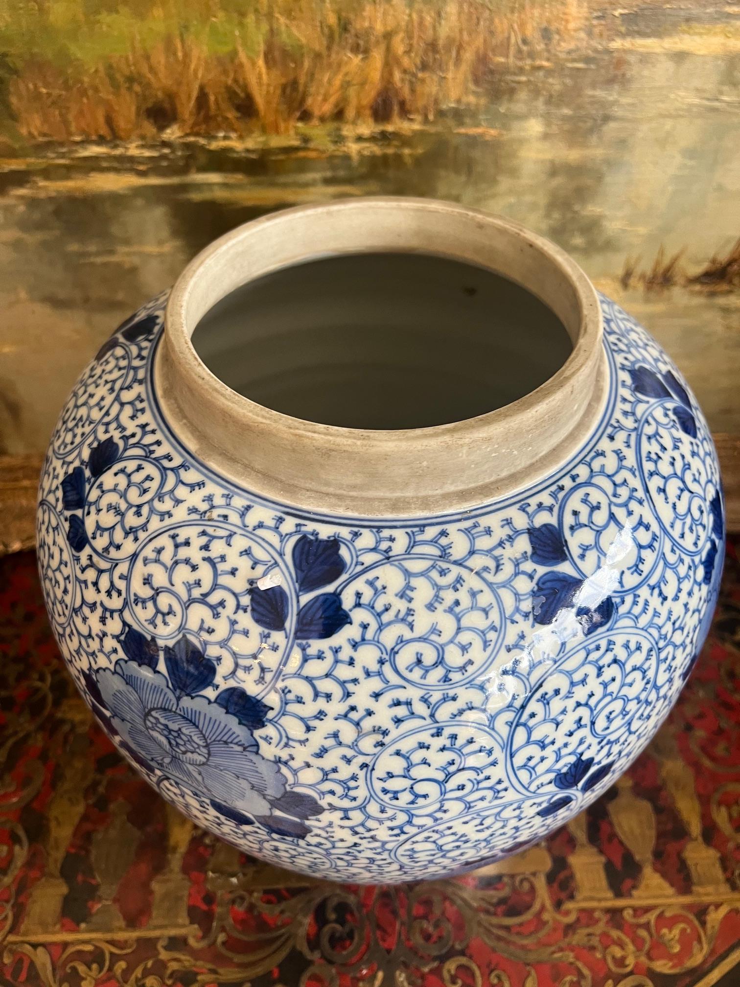 A LARGE CHINESE PORCELAIN BLUE AND WHITE VASE - Image 4 of 4