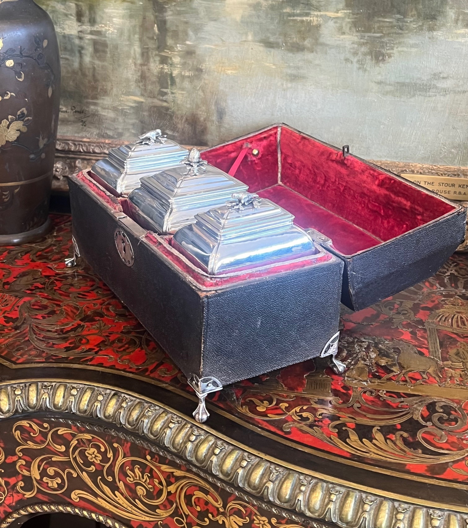 A FINE AND RARE CASED SET OF GEORGE II SILVER TEA CADDIES AND SUGAR BOX, LONDON, 1755, PIERRE GILLOI - Bild 4 aus 17