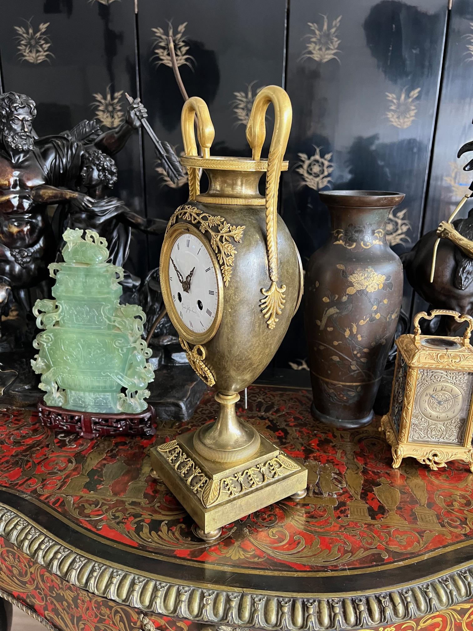 AN EARLY 19TH CENTURY EMPIRE PERIOD PATINATED AND GILT BRONZE MANTEL CLOCK - Bild 4 aus 7
